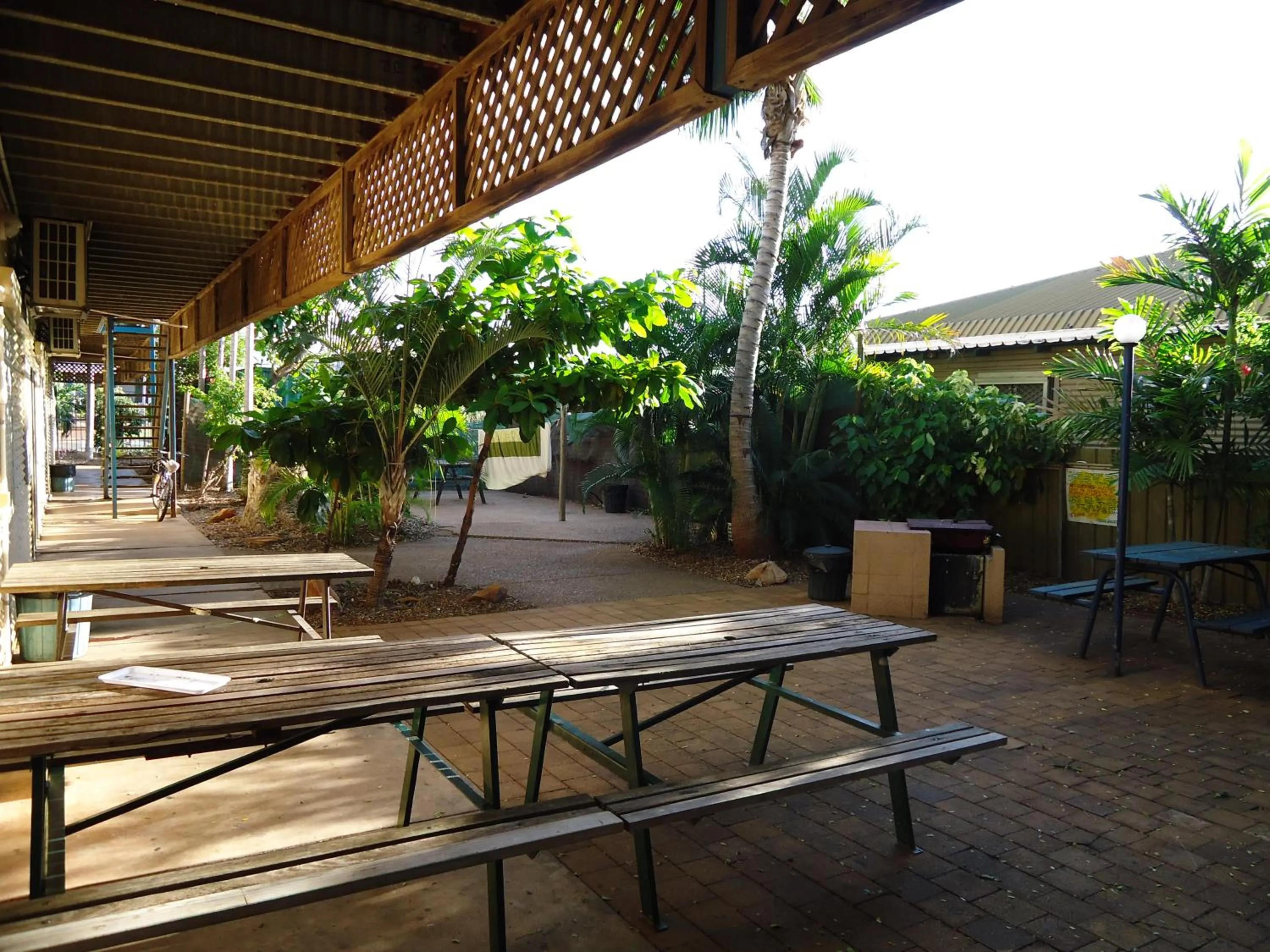 BBQ facilities in Roey Backpackers and Party Bar