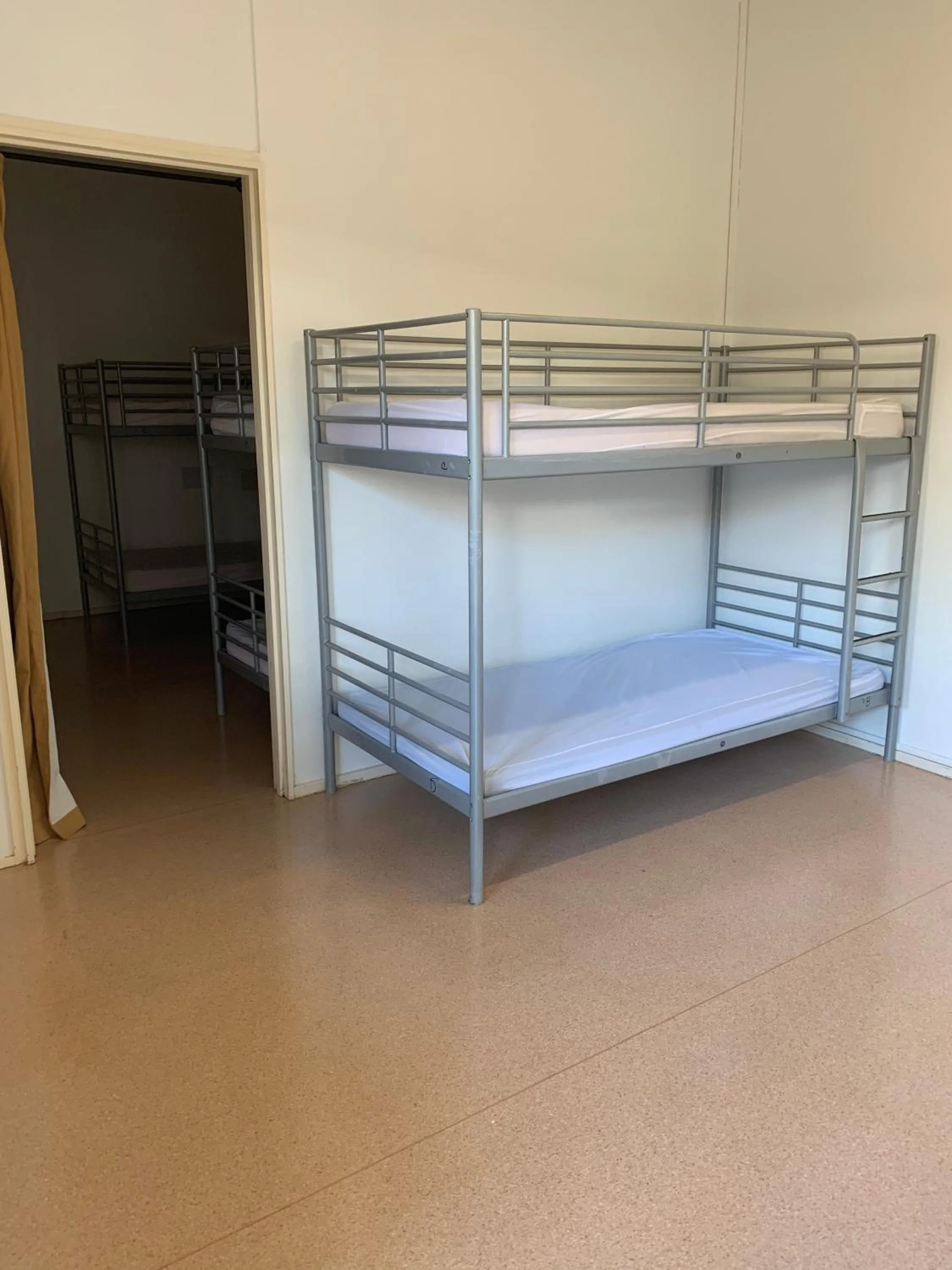 Bedroom, Bed in Roey Backpackers and Party Bar