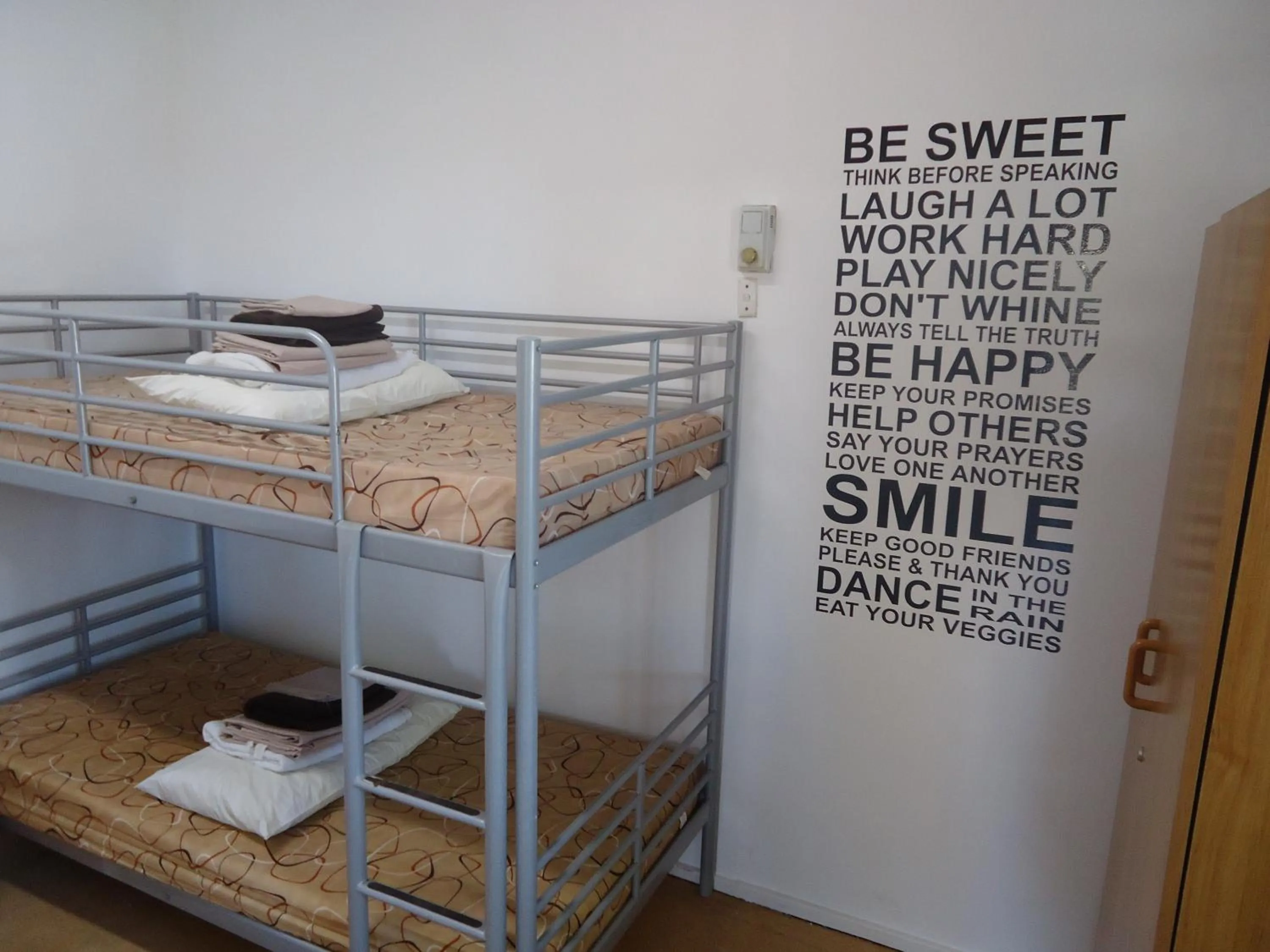 bunk bed, Bed in Roey Backpackers and Party Bar