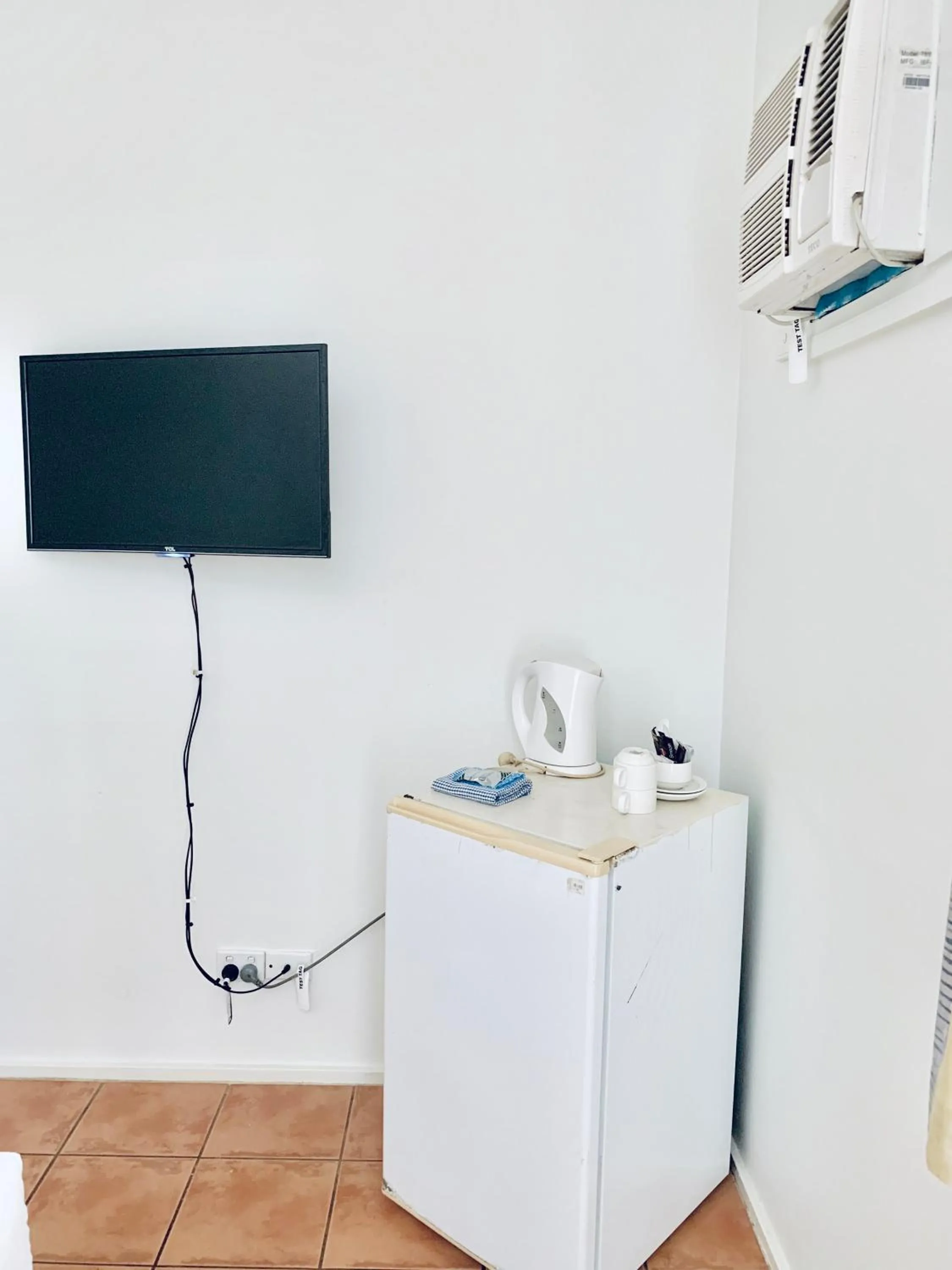 Communal lounge/ TV room in Roey Backpackers and Party Bar