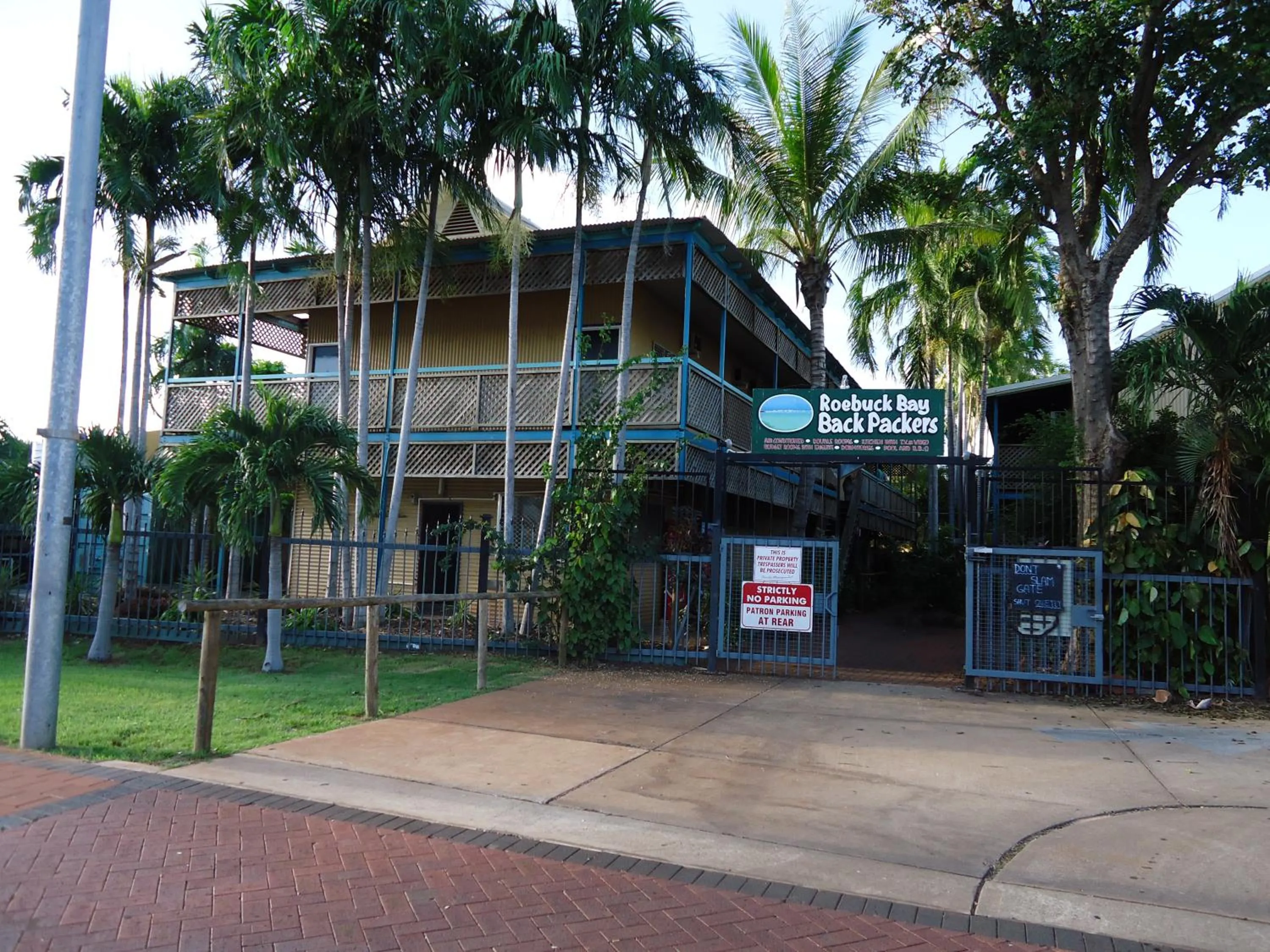 Property building in Roey Backpackers and Party Bar