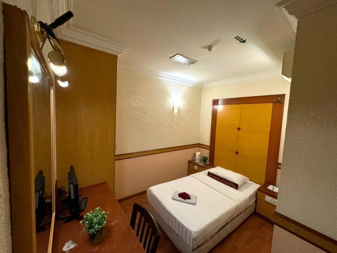 Bed in Flora Place Hotel