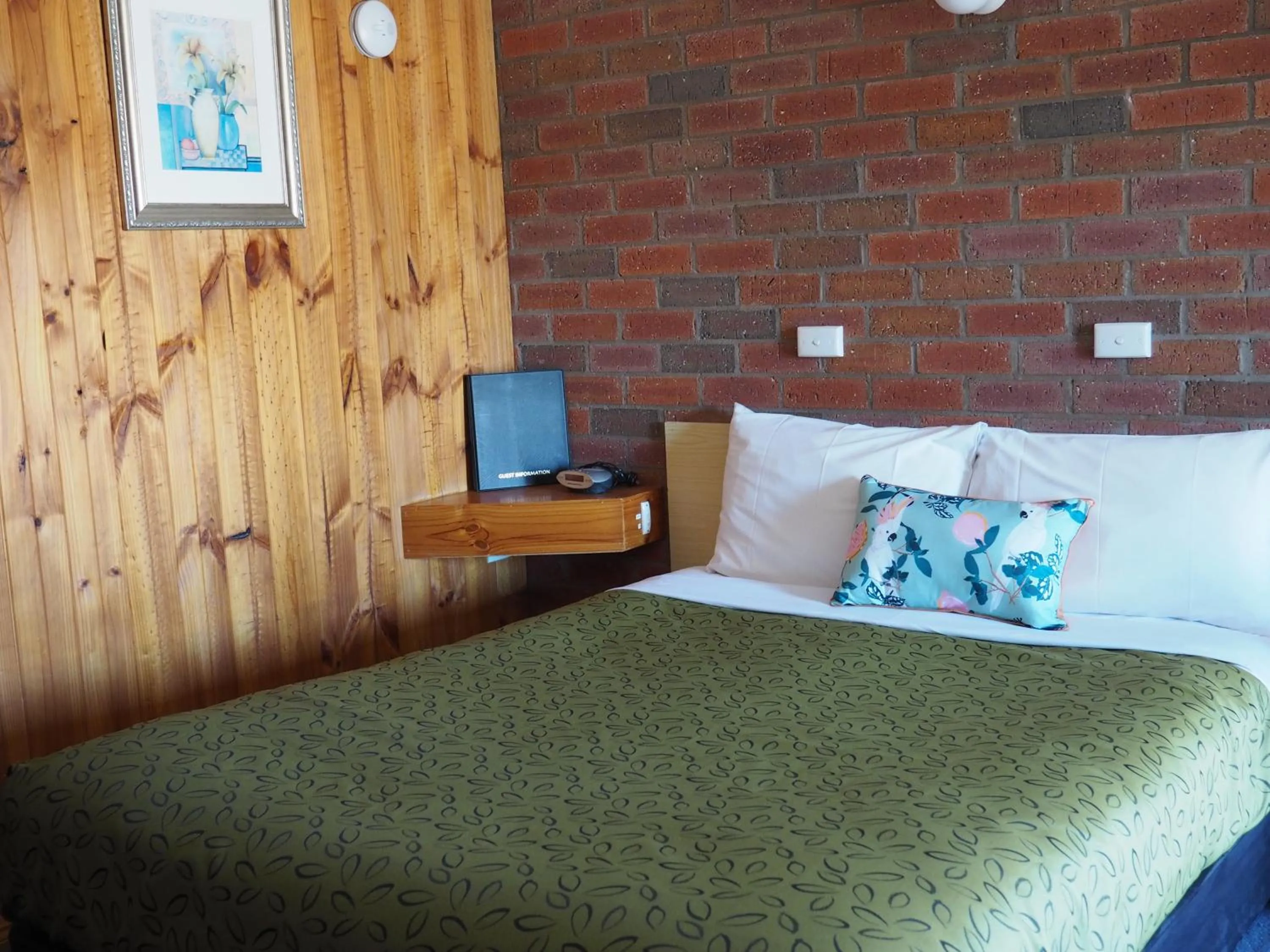Bed in Country Road Motel St Arnaud