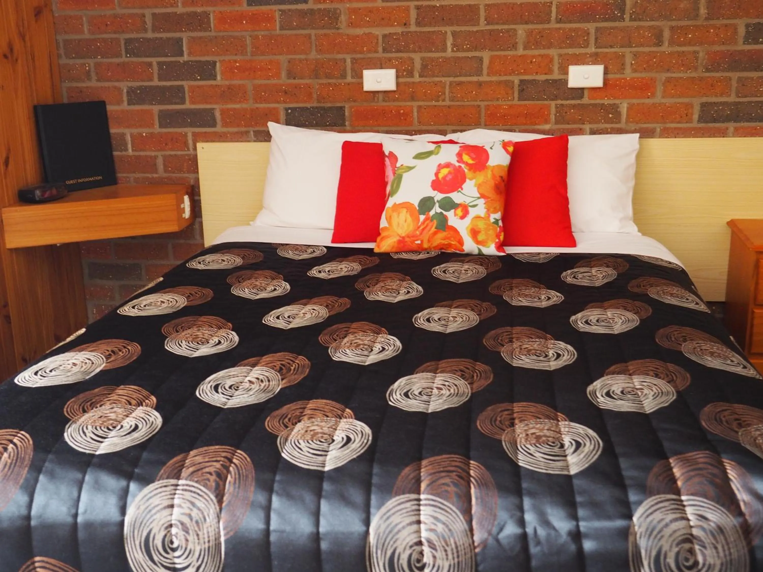 Bed in Country Road Motel St Arnaud