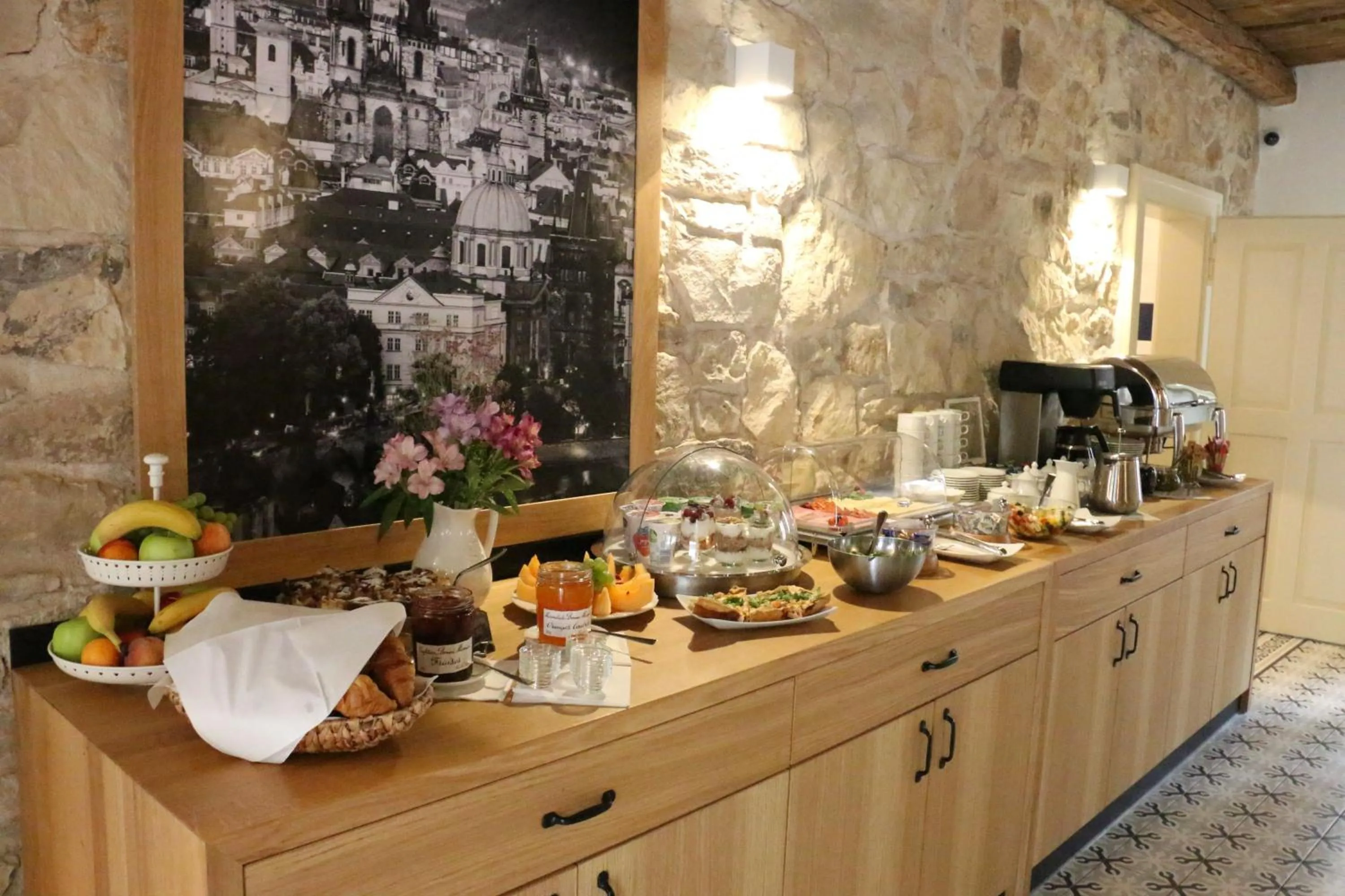 Breakfast in Hotel At the White Lily