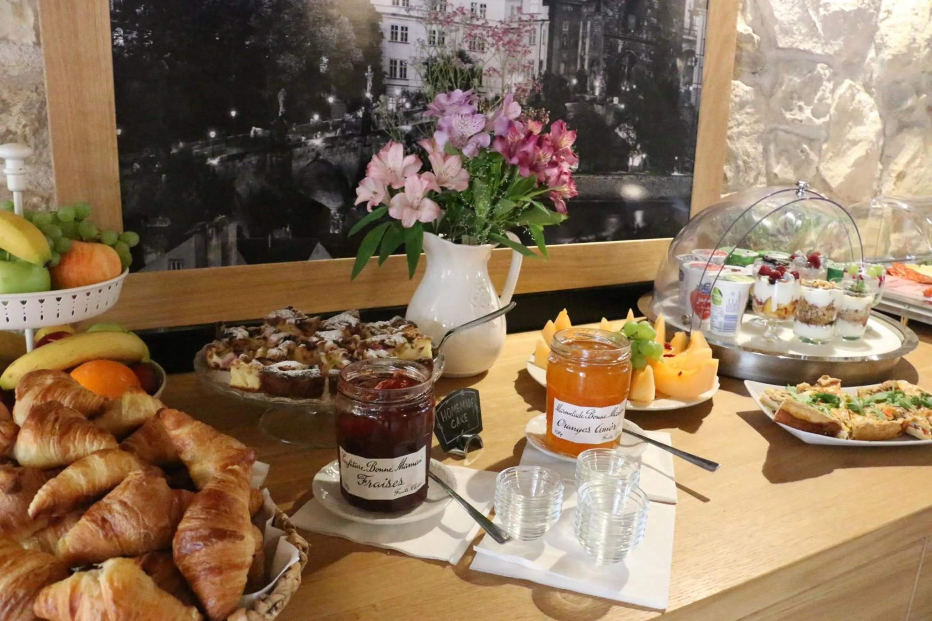 Breakfast in Hotel At the White Lily