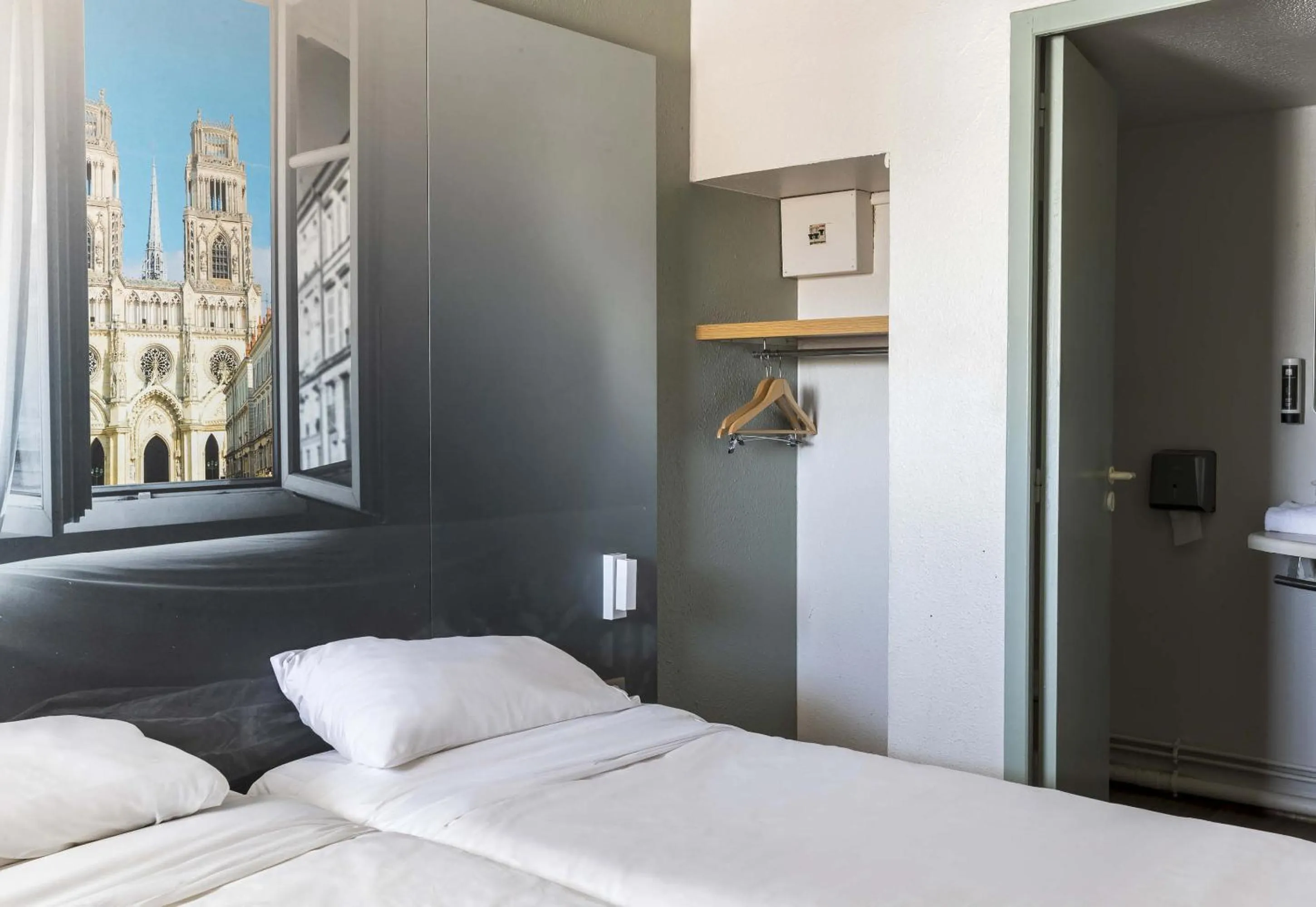 Photo of the whole room, Bed in B&B HOTEL Orléans Ouest La Chapelle-Saint-Mesmin