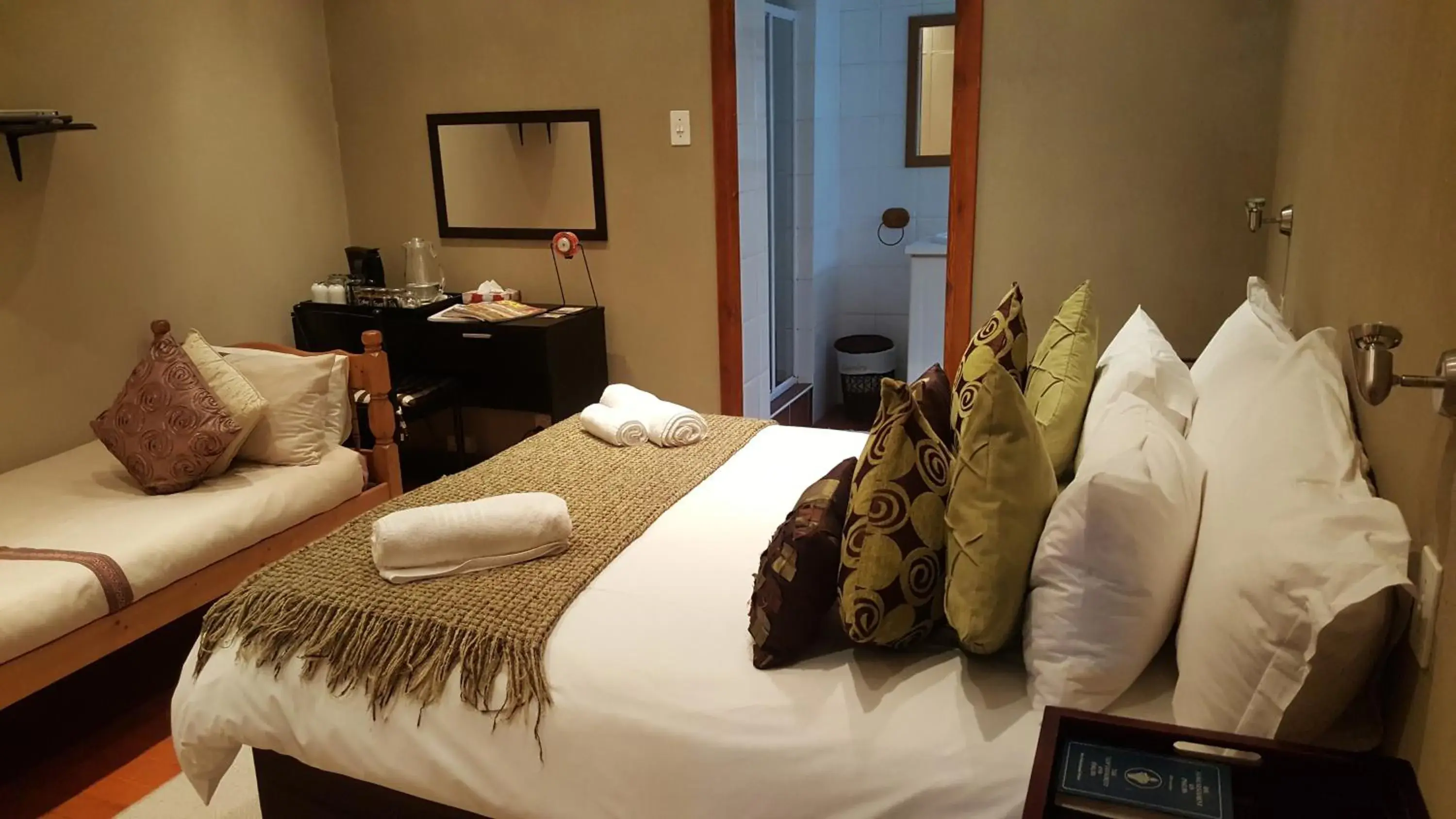 Budget Triple Room in Copperpot Guesthouse Budget Triple Room in Copperpot Guesthouse