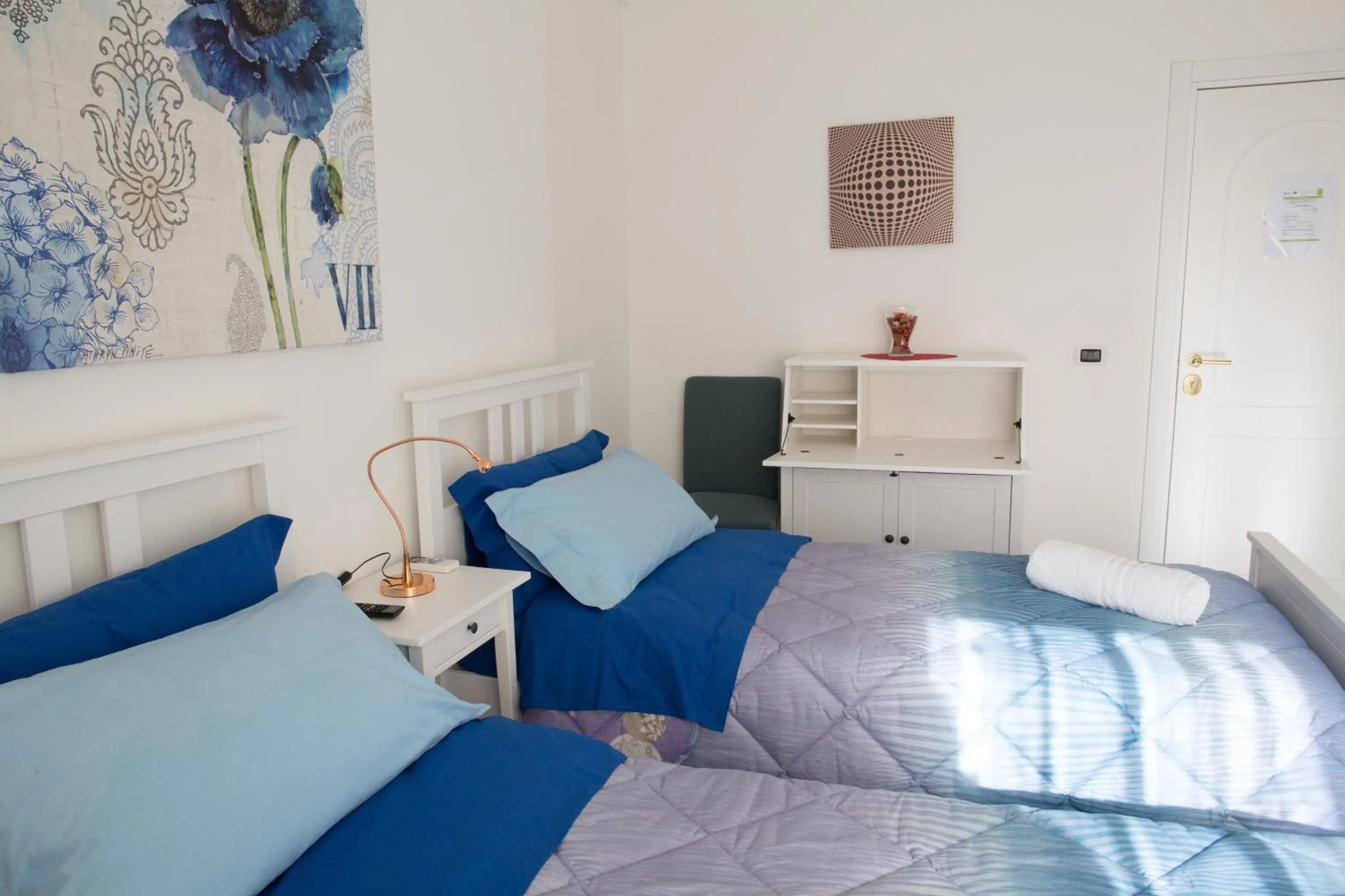 Bedroom, Bed in Hibiscus