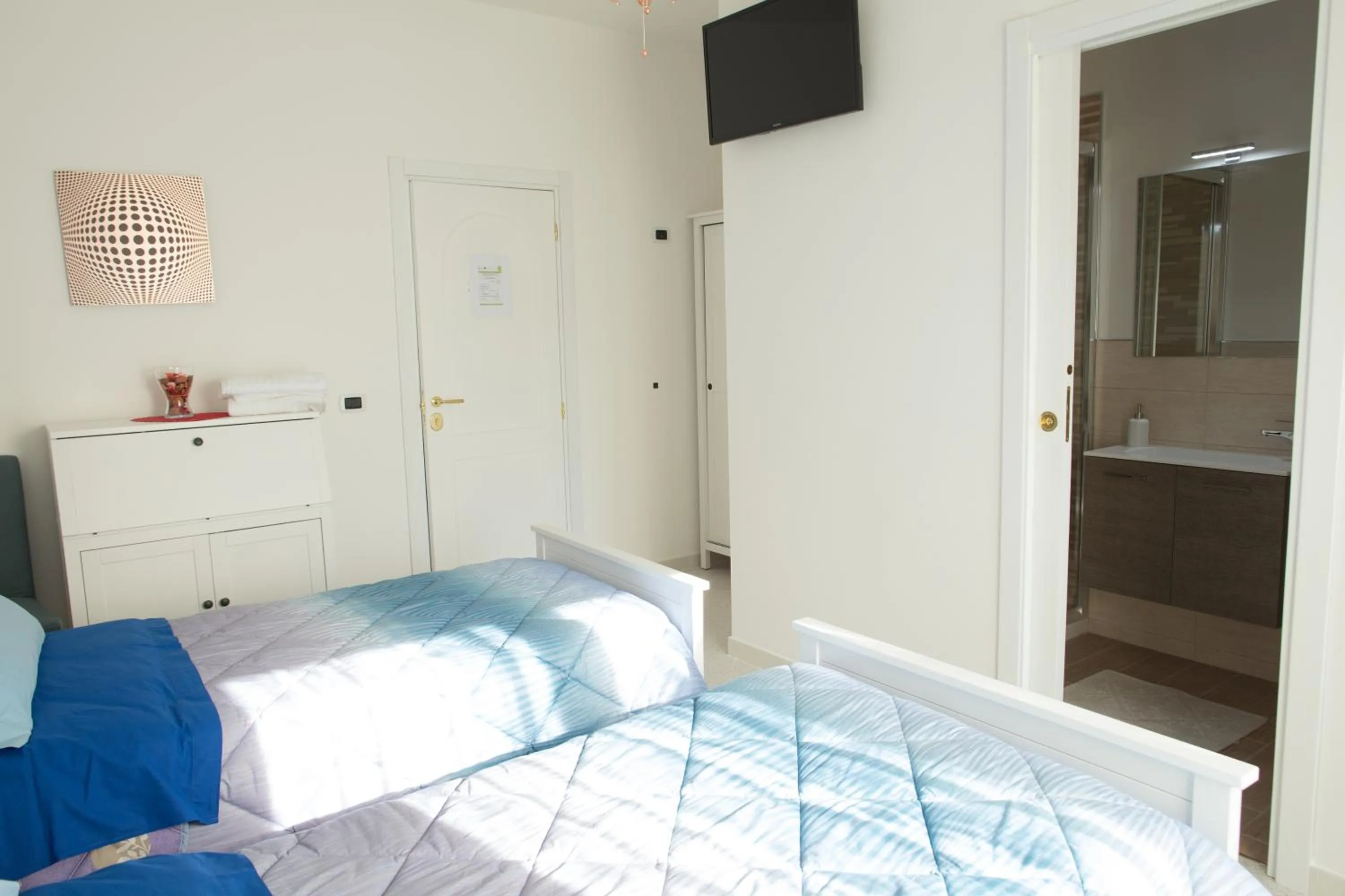 Bedroom, Bed in Hibiscus