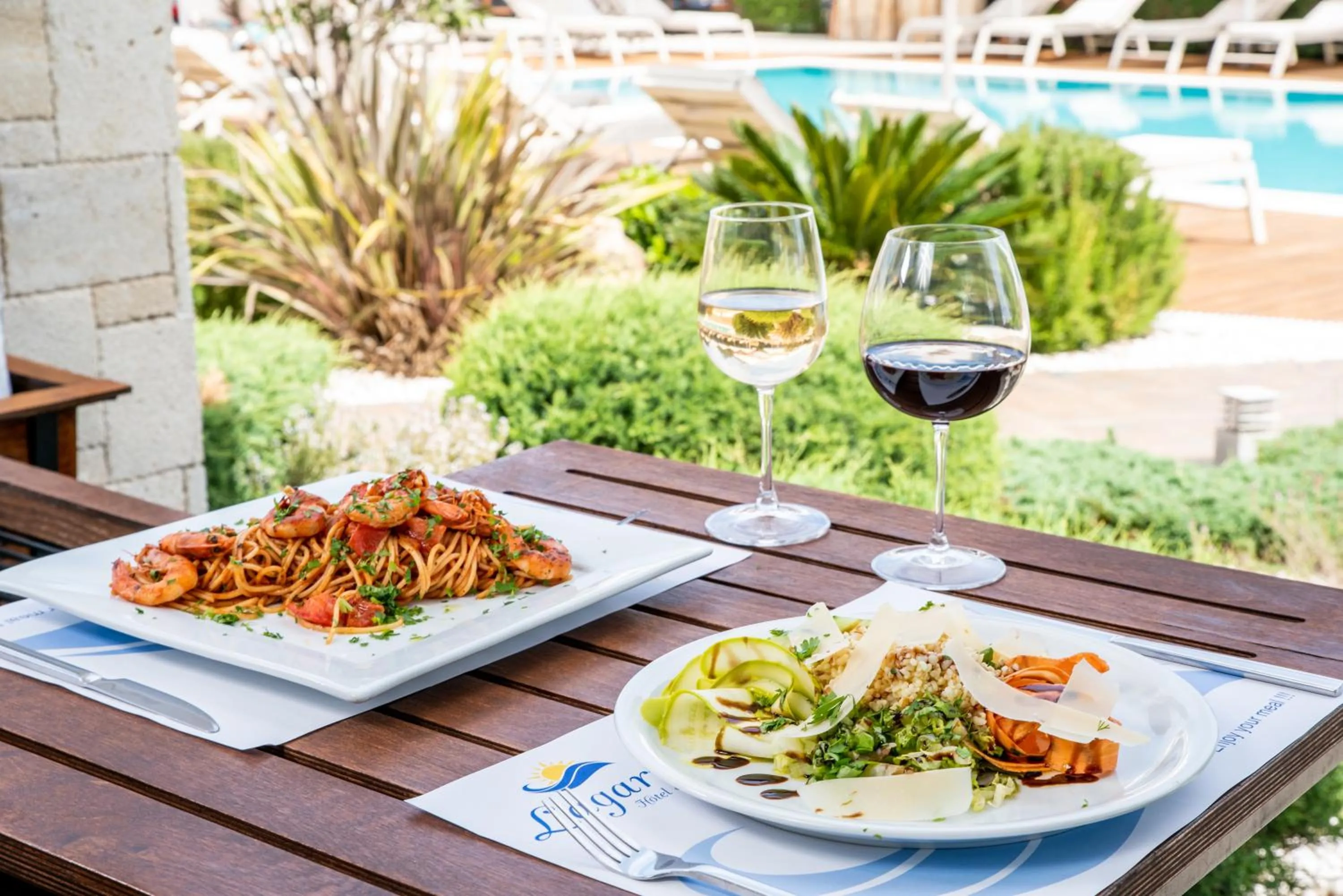 Restaurant/places to eat in Lagaria Apartments