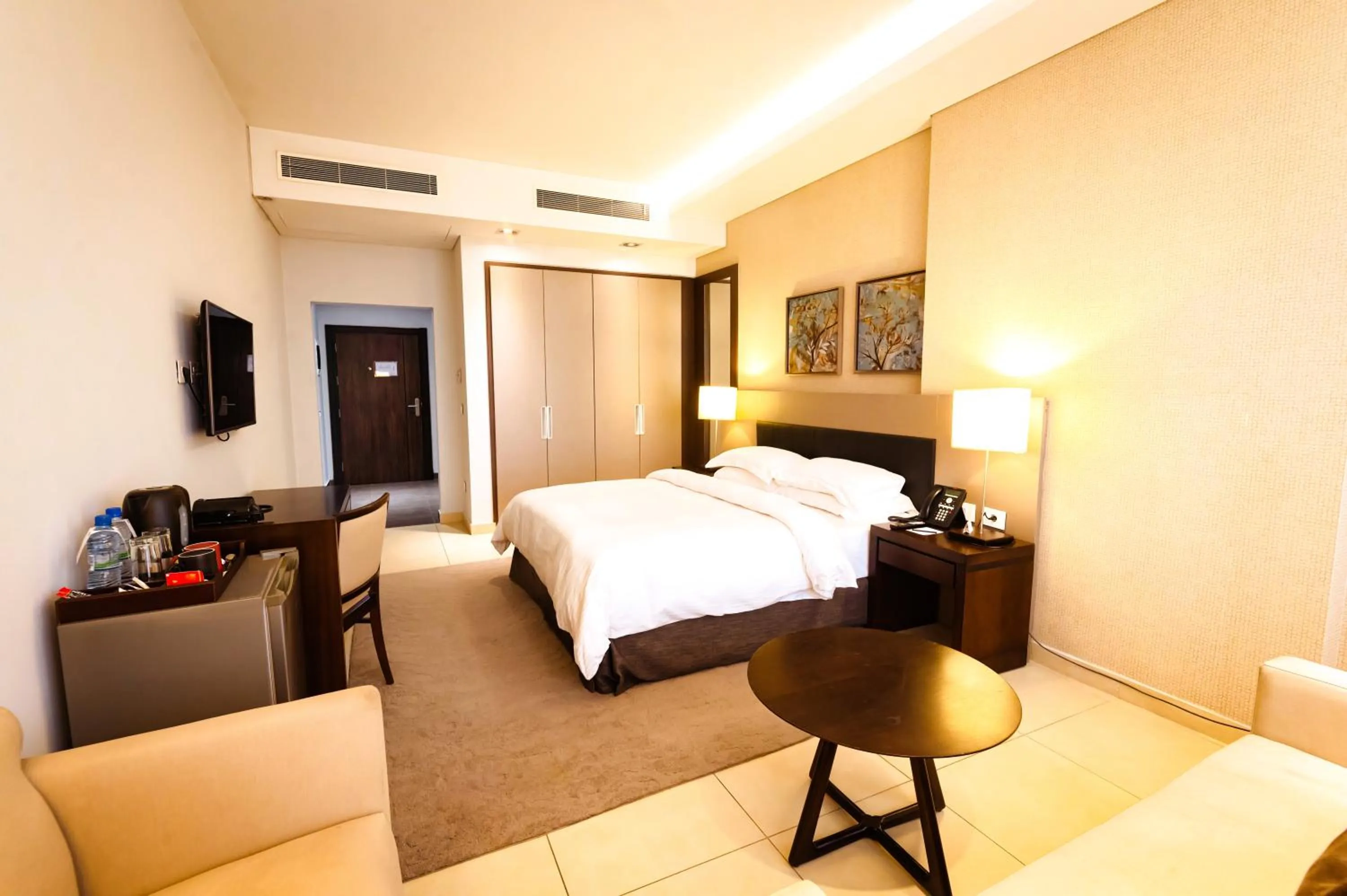 Photo of the whole room, Bed in Kin Plaza Arjaan by Rotana