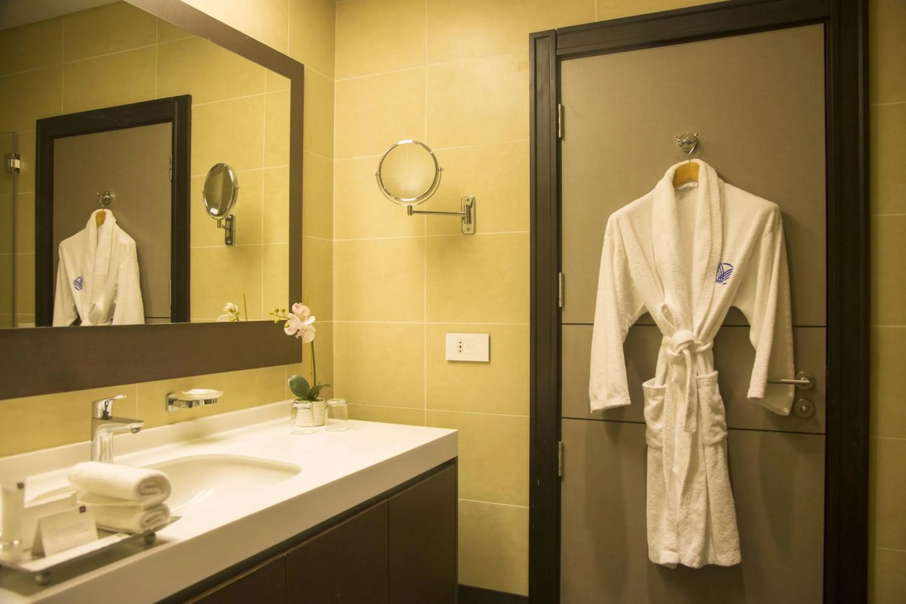 Bathroom in Kin Plaza Arjaan by Rotana