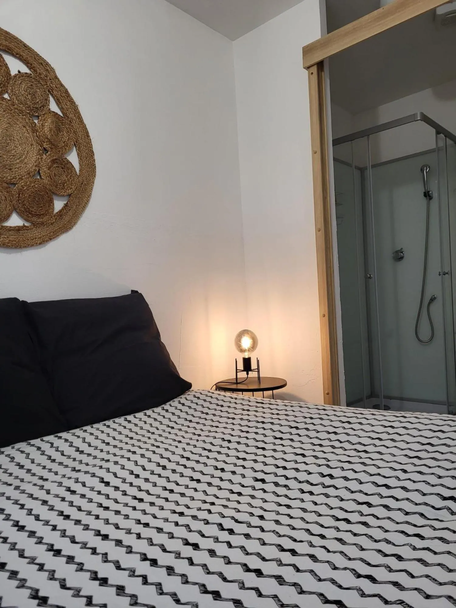 Shower, Bed in Abrivado Aimargues en petite camargue, parking intérieur, wifi, jardin