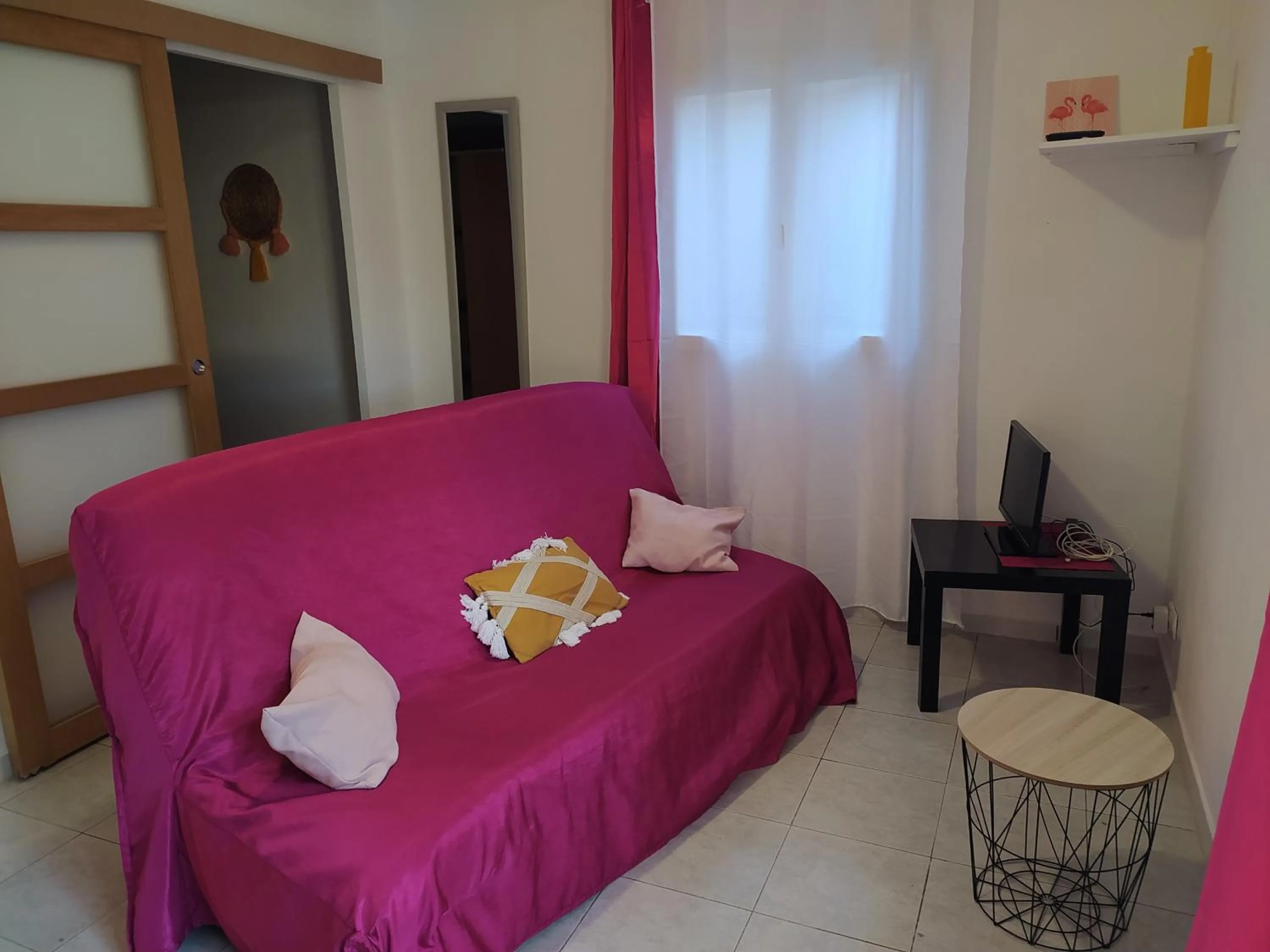 Living room, Bed in Abrivado Aimargues en petite camargue, parking intérieur, wifi, jardin