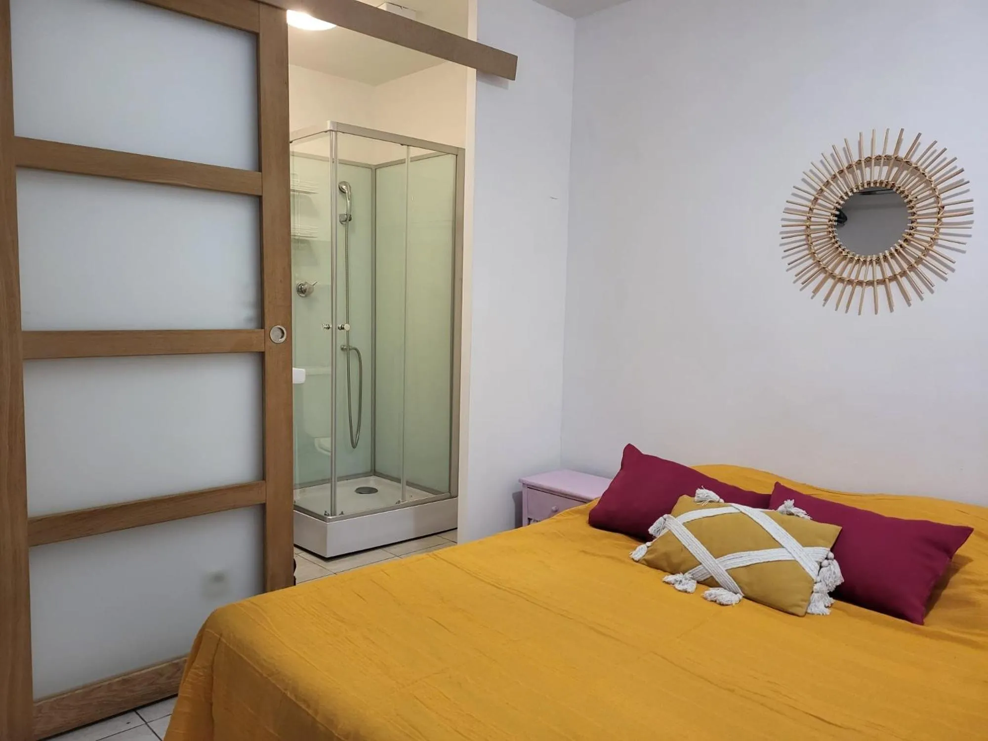 Shower, Bed in Abrivado Aimargues en petite camargue, parking intérieur, wifi, jardin