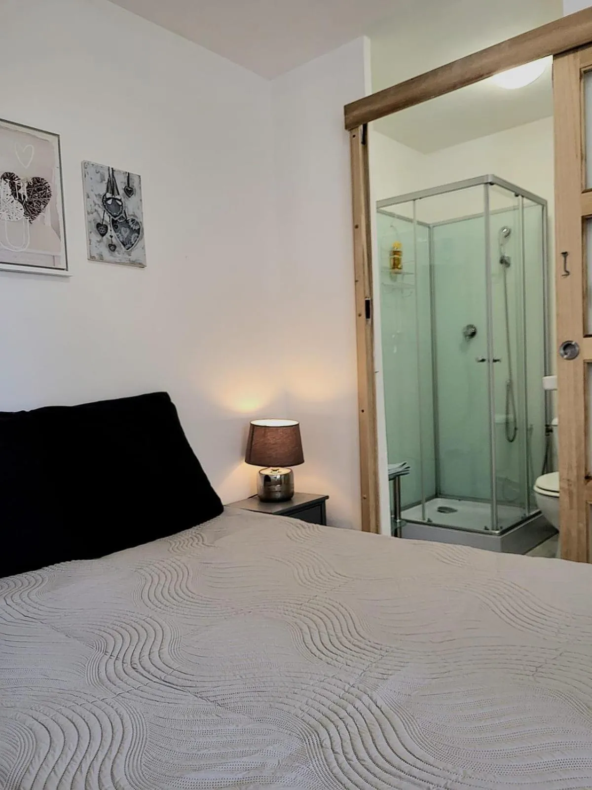 Shower, Bed in Abrivado Aimargues en petite camargue, parking intérieur, wifi, jardin