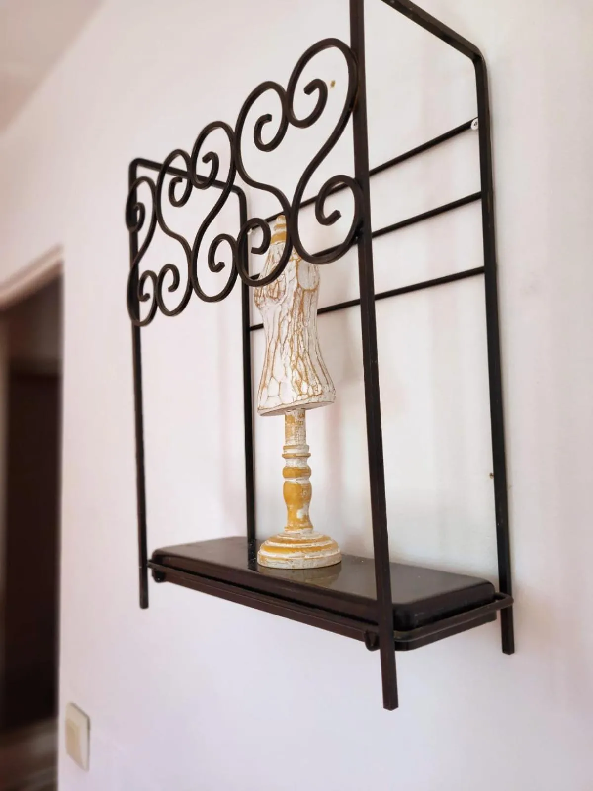 Decorative detail in Abrivado Aimargues en petite camargue, parking intérieur, wifi, jardin