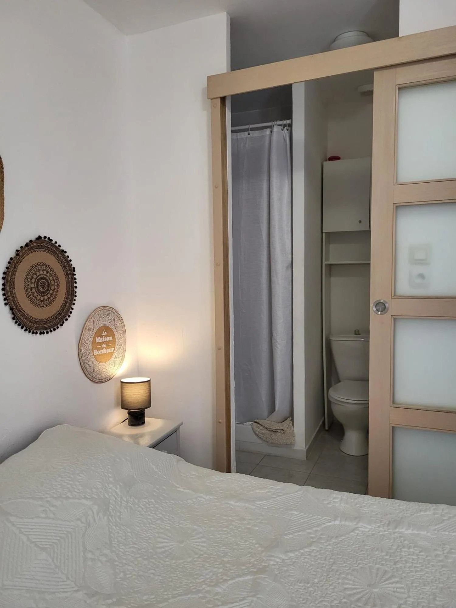 Shower, Bed in Abrivado Aimargues en petite camargue, parking intérieur, wifi, jardin