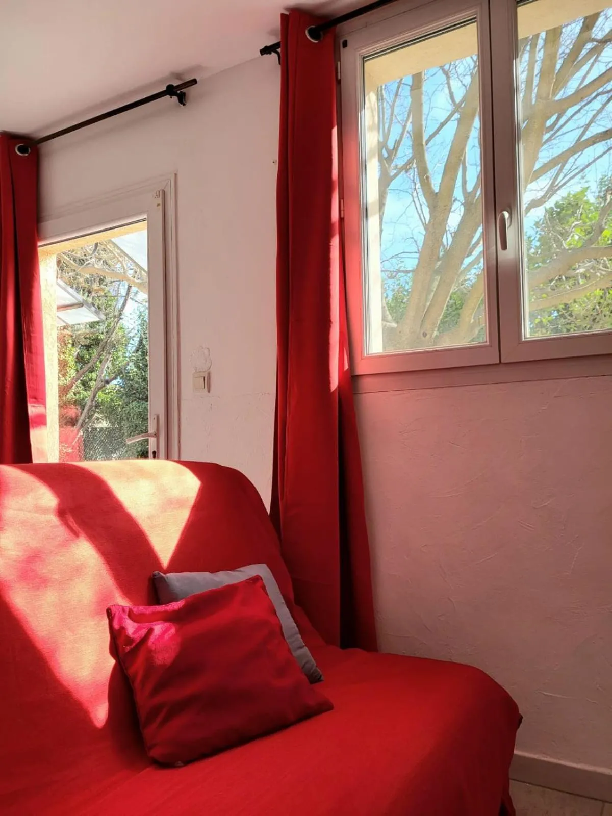 Living room, Bed in Abrivado Aimargues en petite camargue, parking intérieur, wifi, jardin