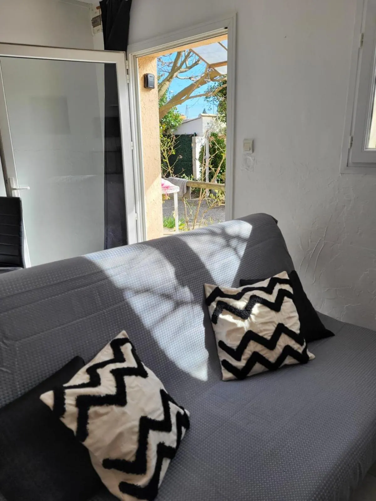 Living room, Bed in Abrivado Aimargues en petite camargue, parking intérieur, wifi, jardin
