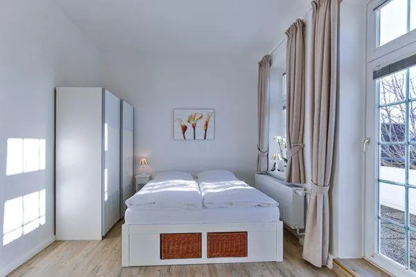 Appartement-5-mit-Suedbalkon-in-strandnaher-Lage-Baederstil-Villa-in-Wenningstedt-Sylt