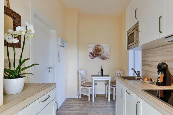 Appartement-5-mit-Suedbalkon-in-strandnaher-Lage-Baederstil-Villa-in-Wenningstedt-Sylt
