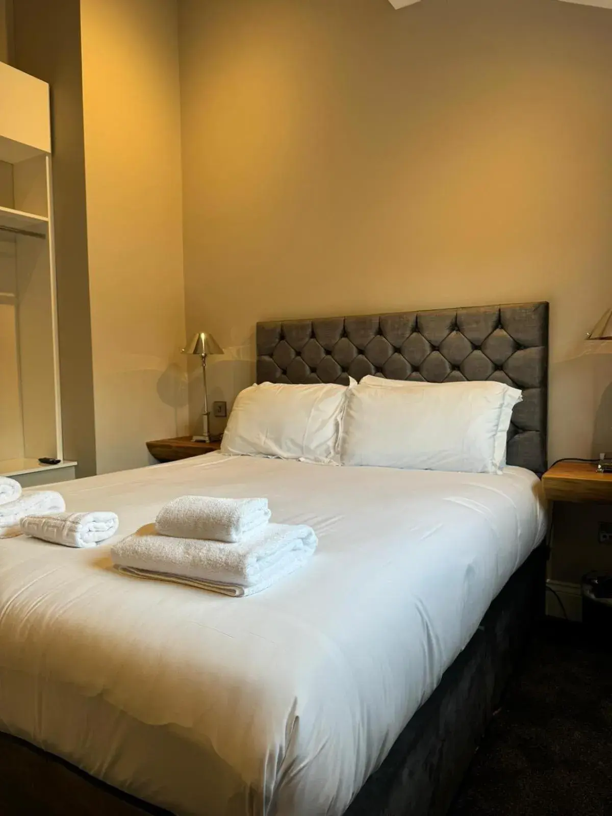 Bed in 3 Millstones Inn Bed in 3 Millstones Inn