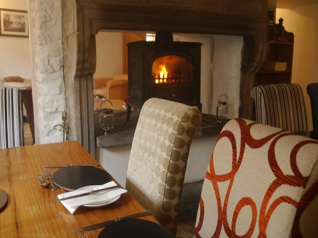 Dining area in 3 Millstones Inn