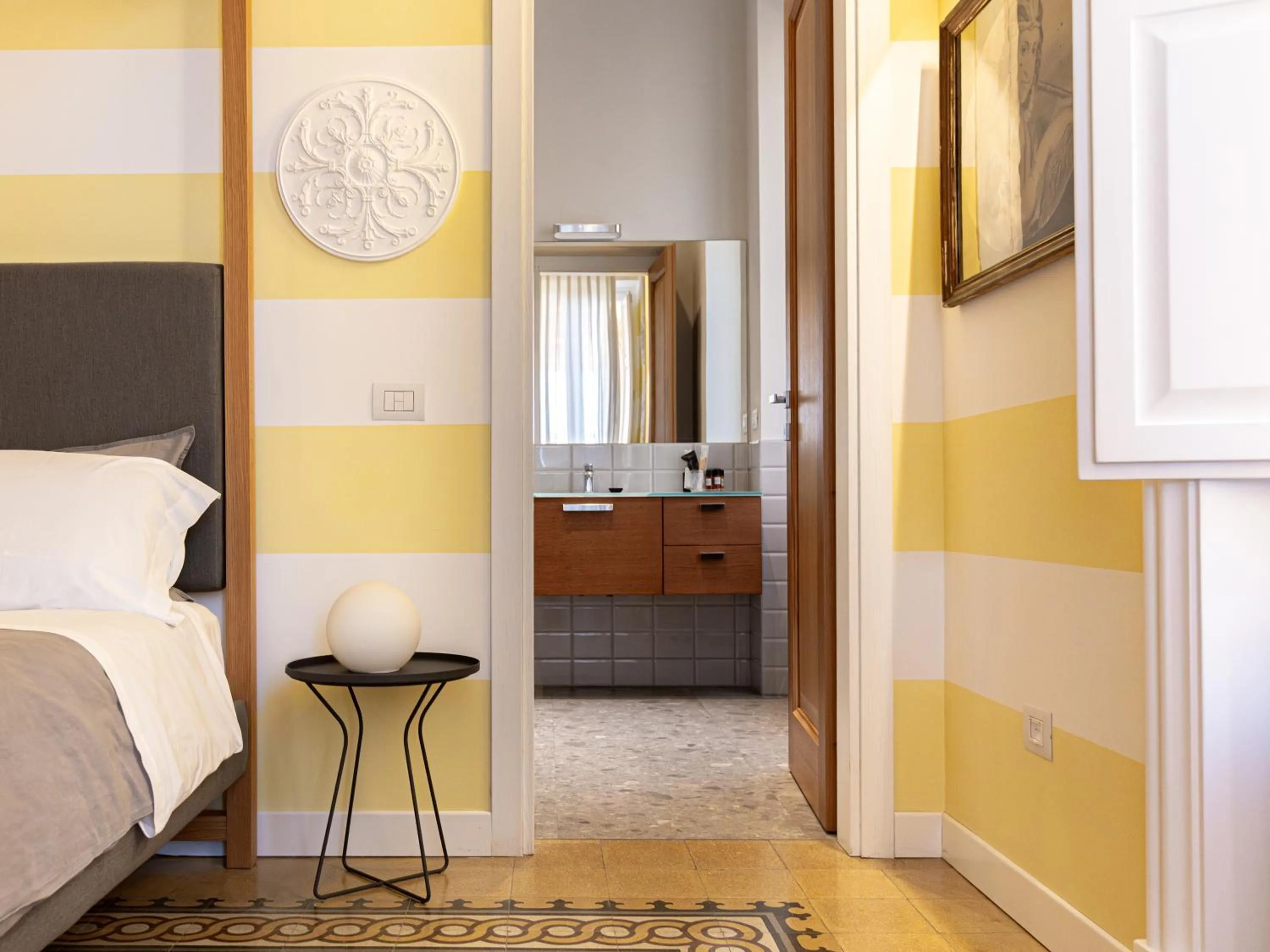 Photo of the whole room, Bed in Euterpe LHT