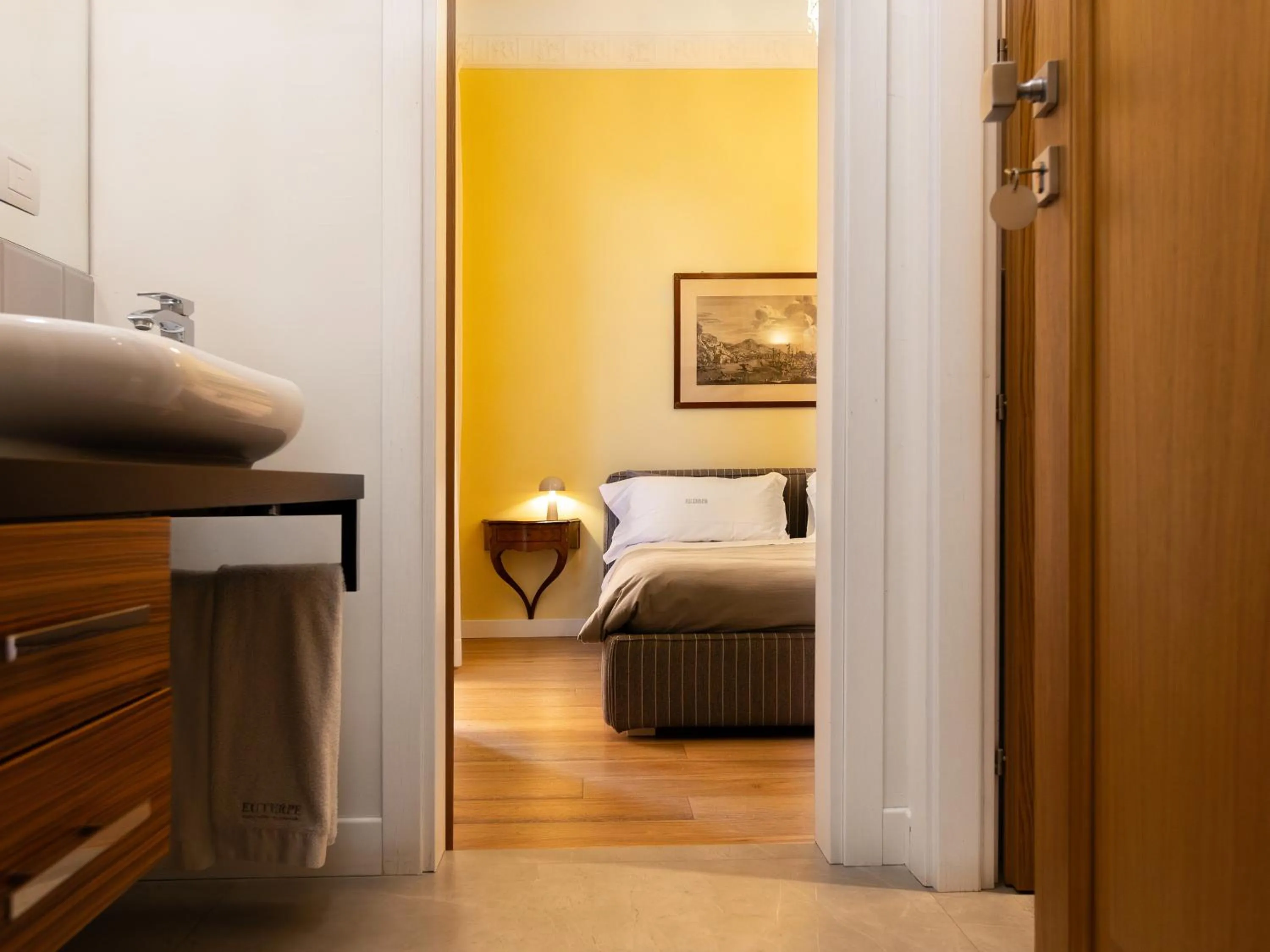 Photo of the whole room, Bed in Euterpe LHT