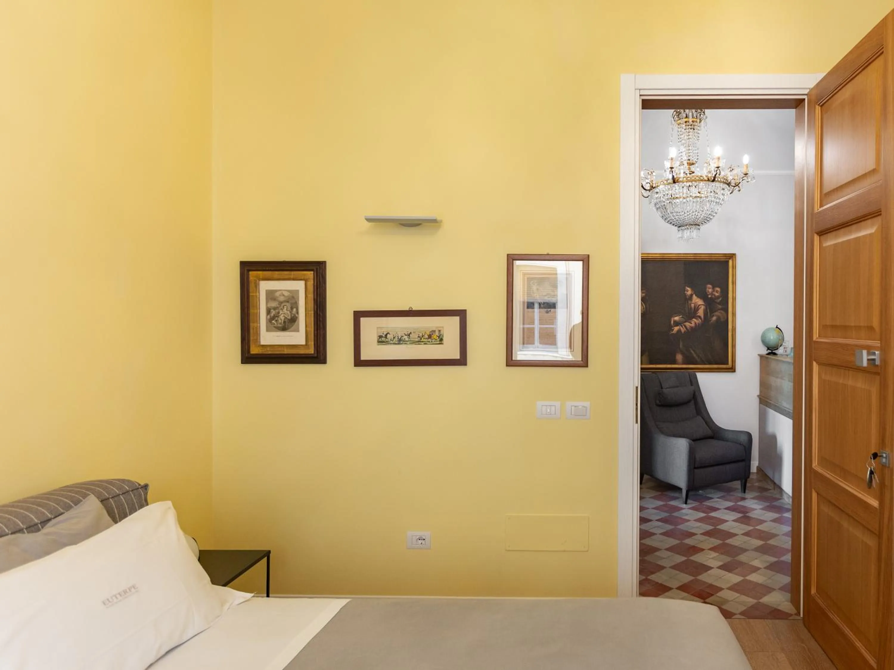 Photo of the whole room, Bed in Euterpe LHT