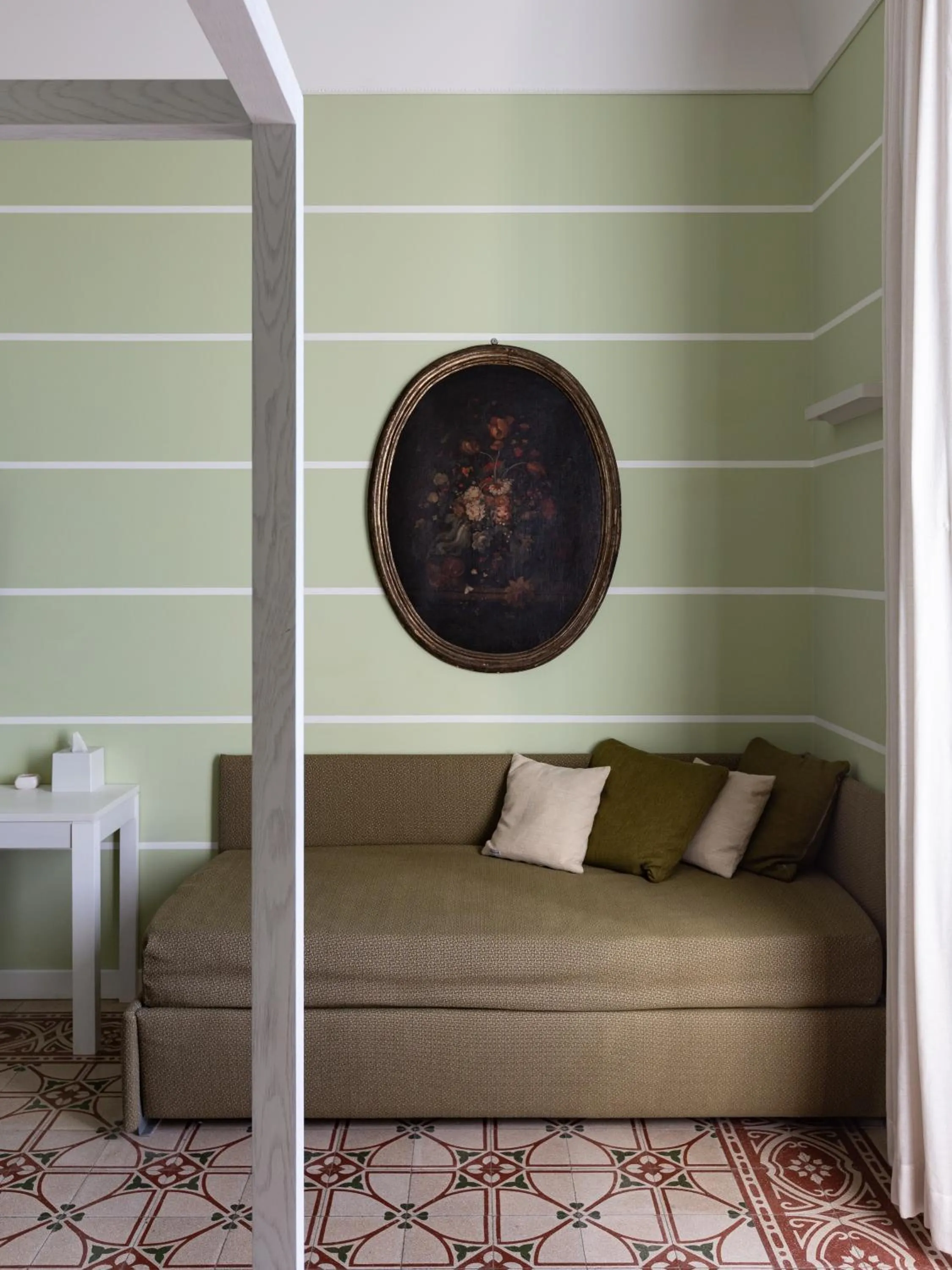 Seating area in Euterpe LHT