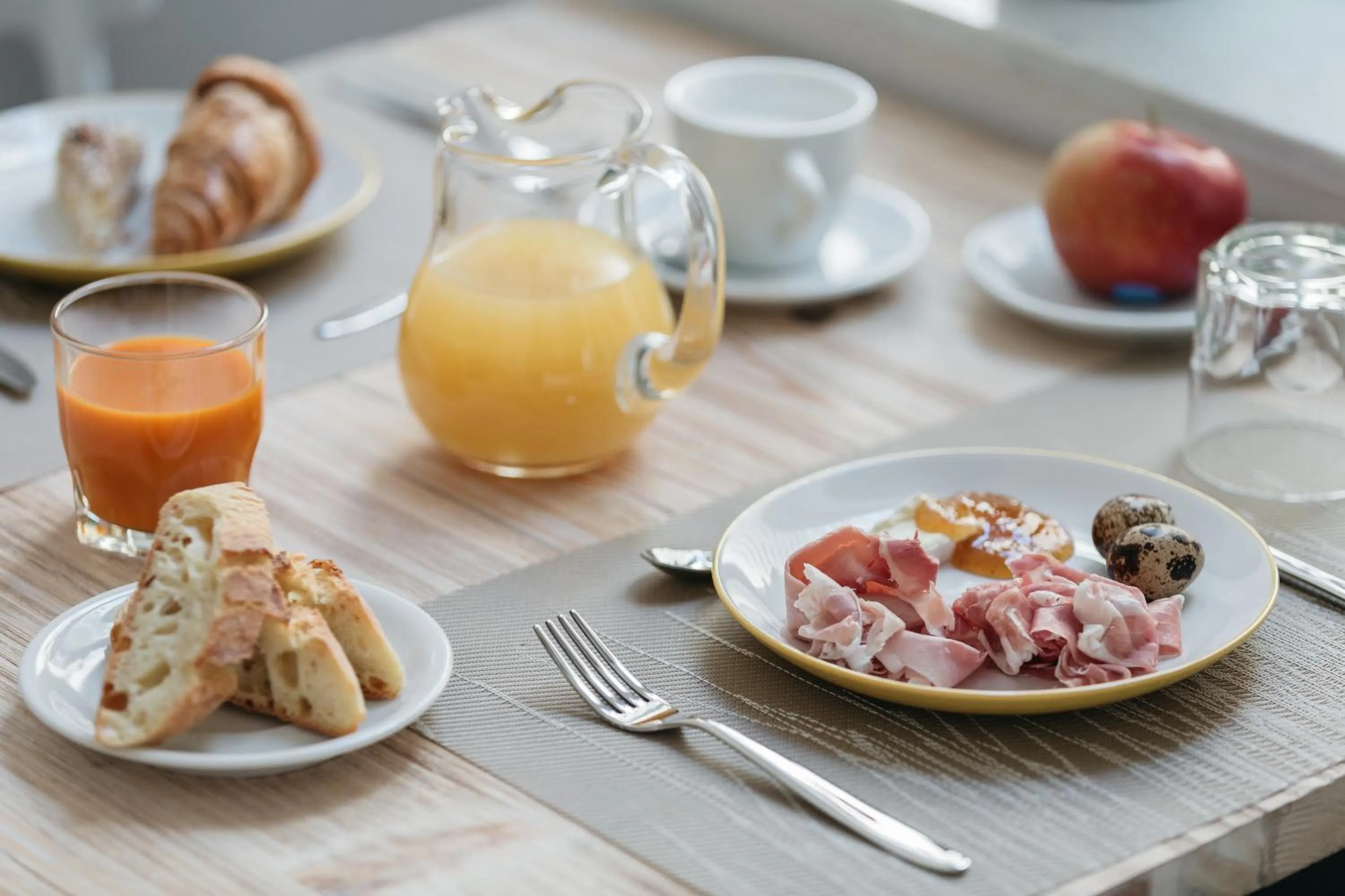 Dining area in Euterpe LHT