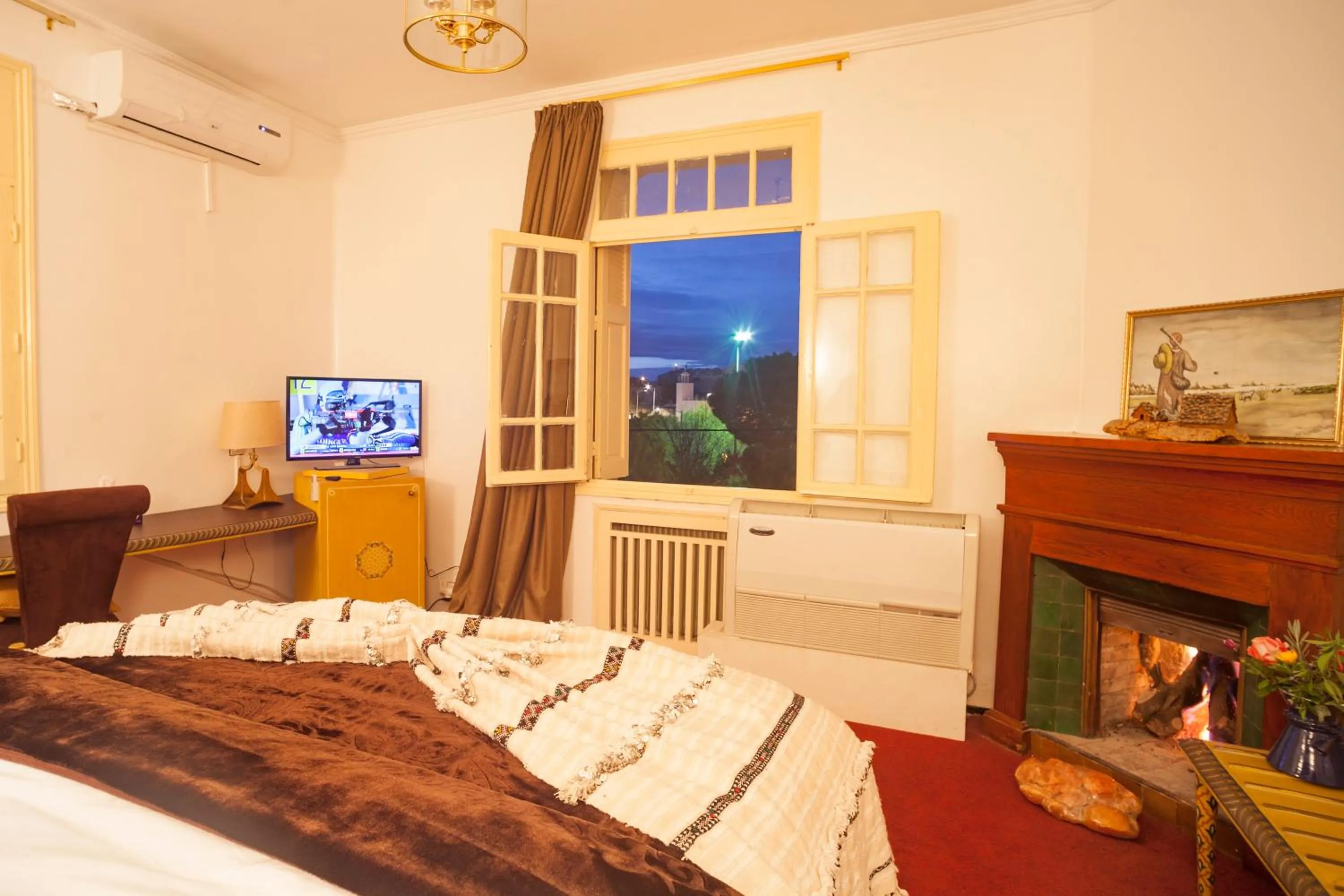 TV and multimedia, Bed in Villa Pomme d'Or
