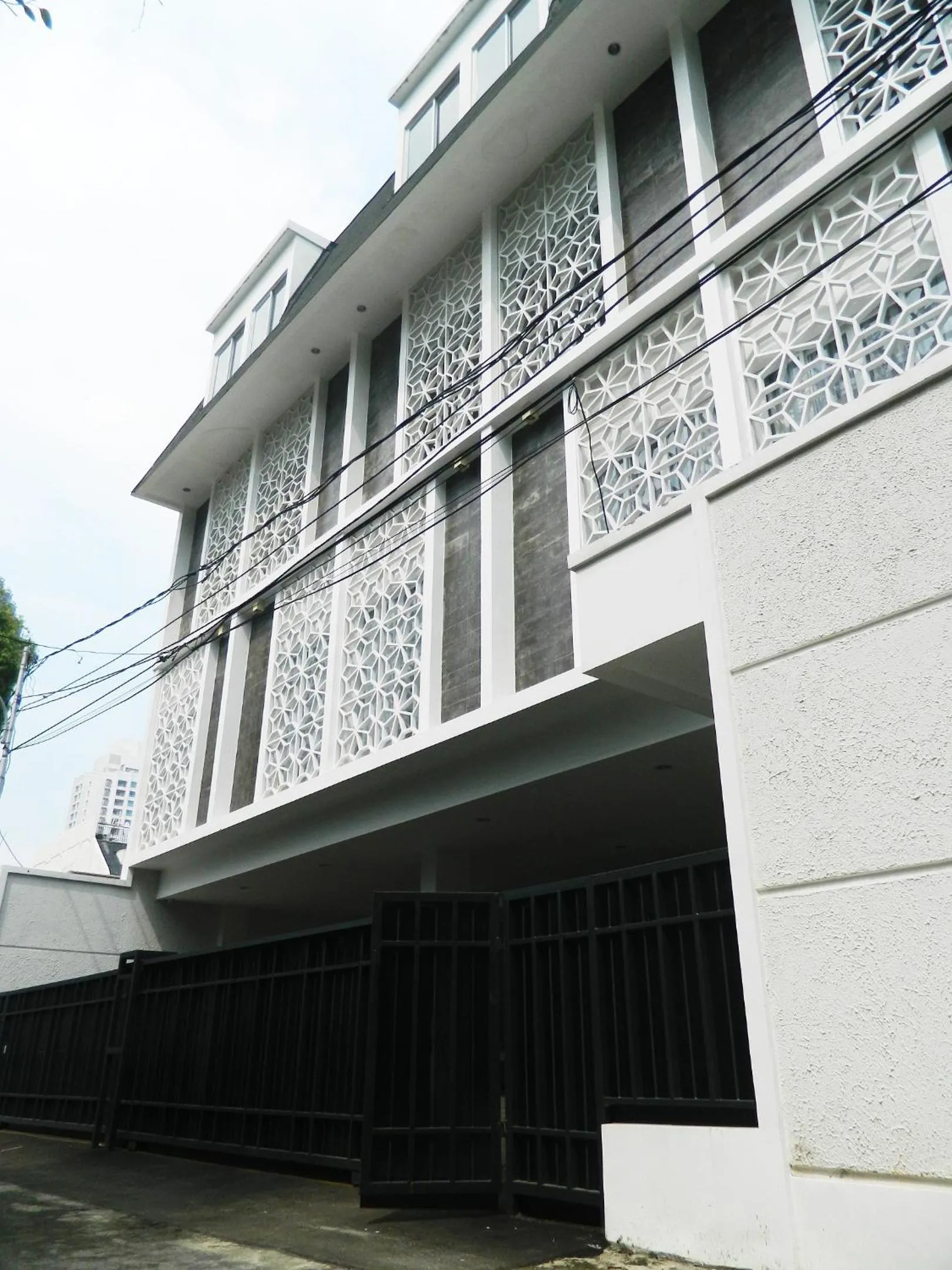 Facade/entrance in Mk House Scbd