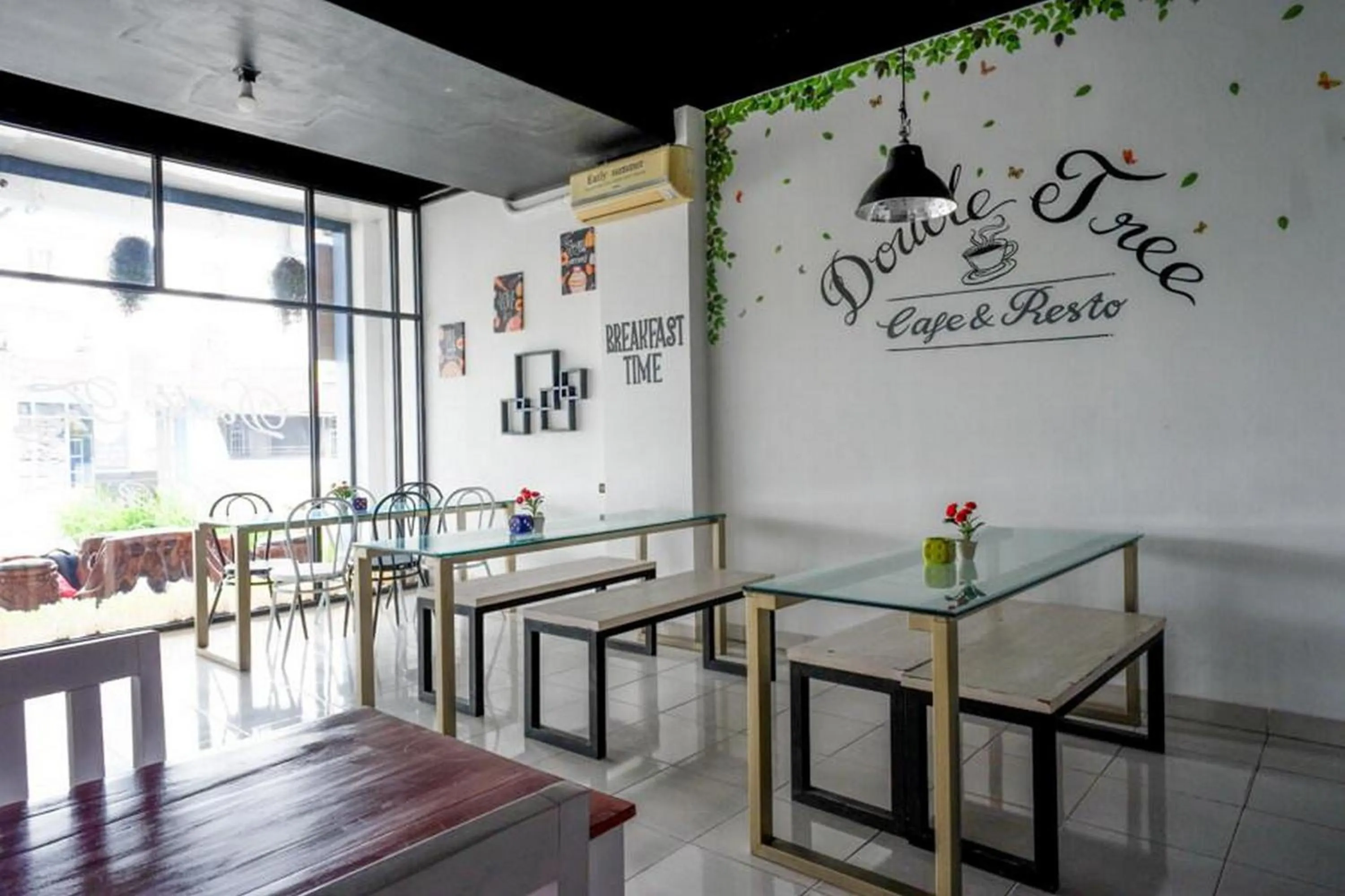 Seating area in Urbanview Hotel Double Tree near RSUD Margono Purwokerto