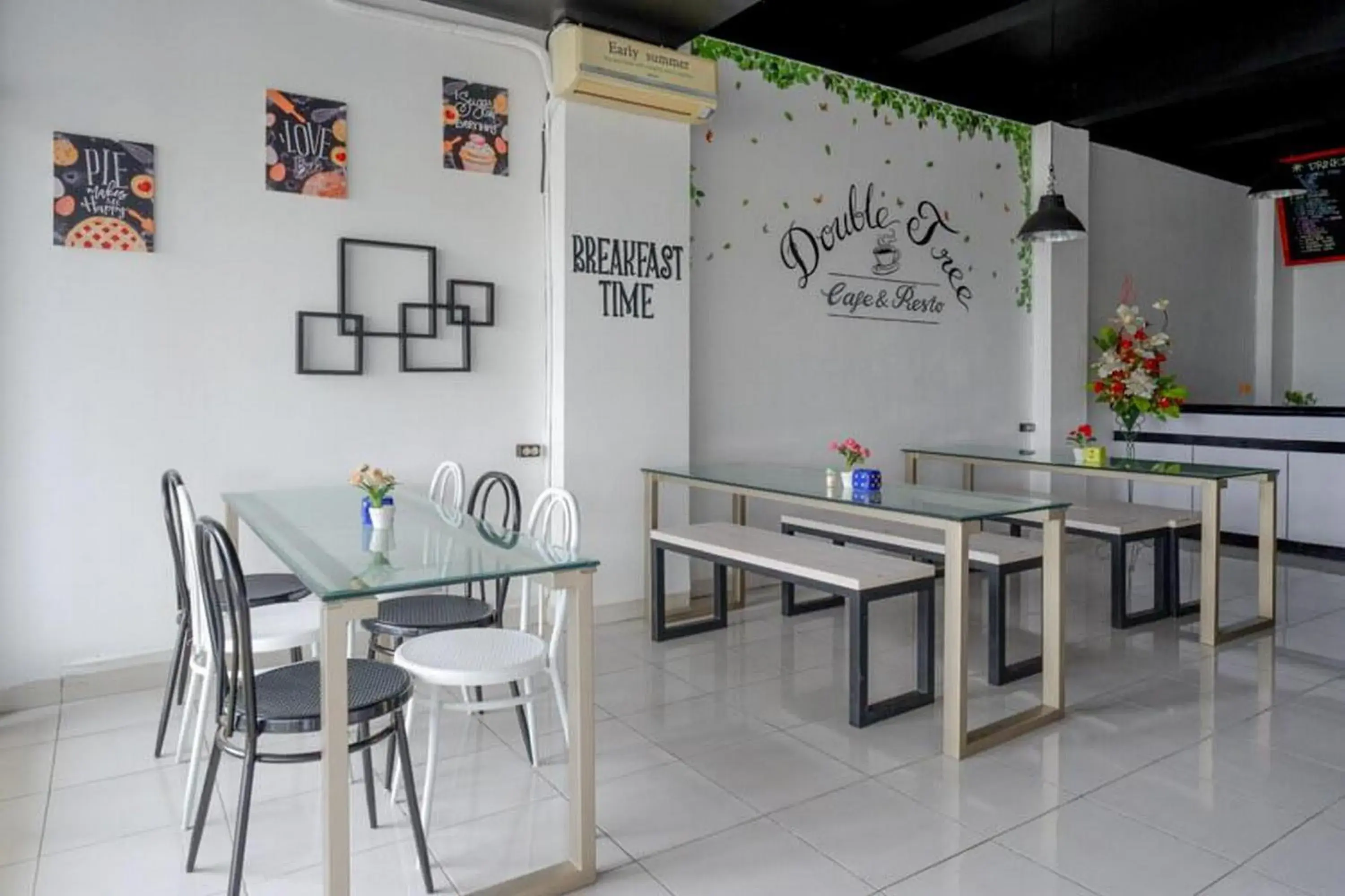 Seating area in Urbanview Hotel Double Tree near RSUD Margono Purwokerto Seating area in Urbanview Hotel Double Tree near RSUD Margono Purwokerto