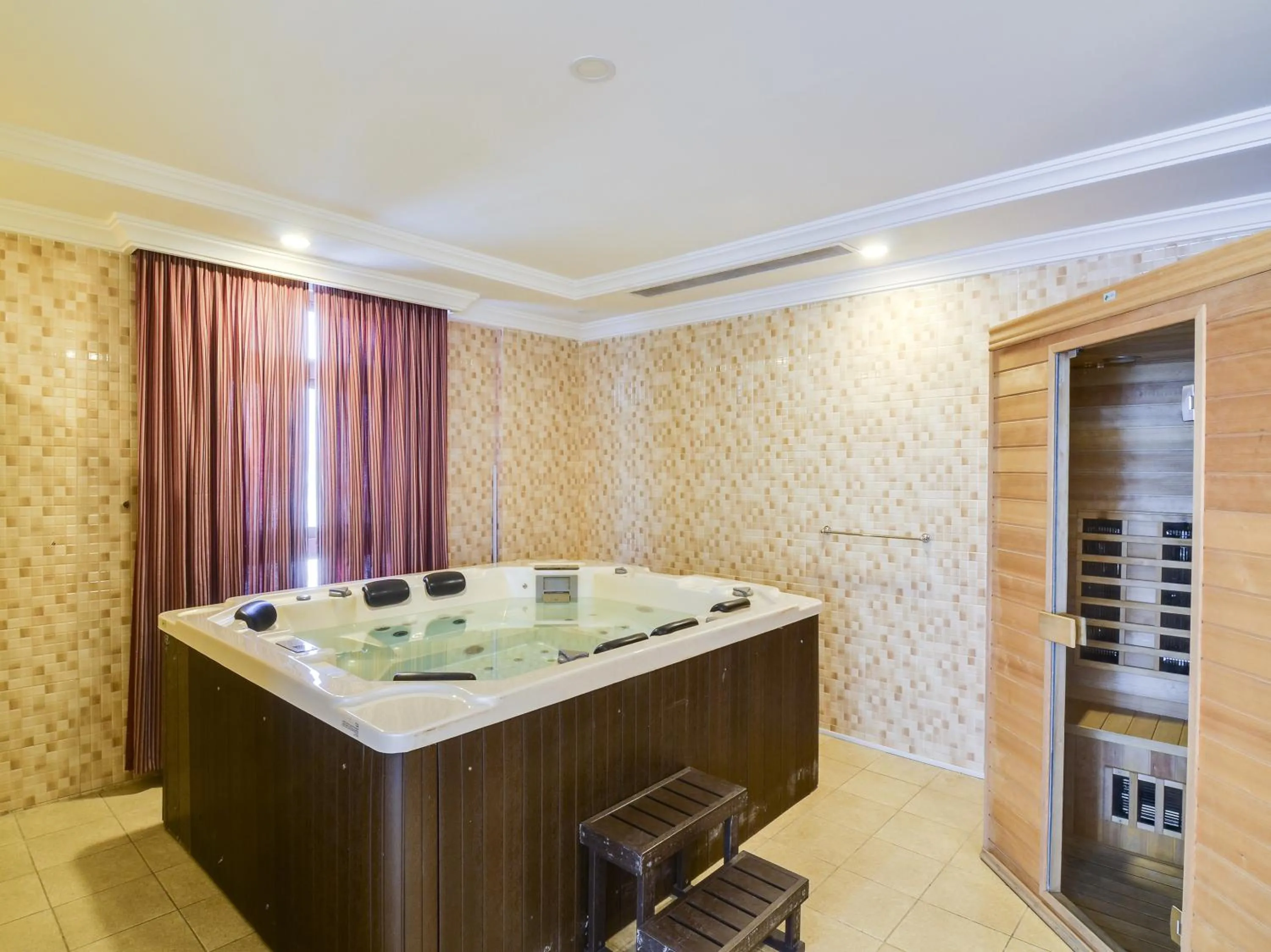 Hot Tub in Elaf Suites Al-Andalus