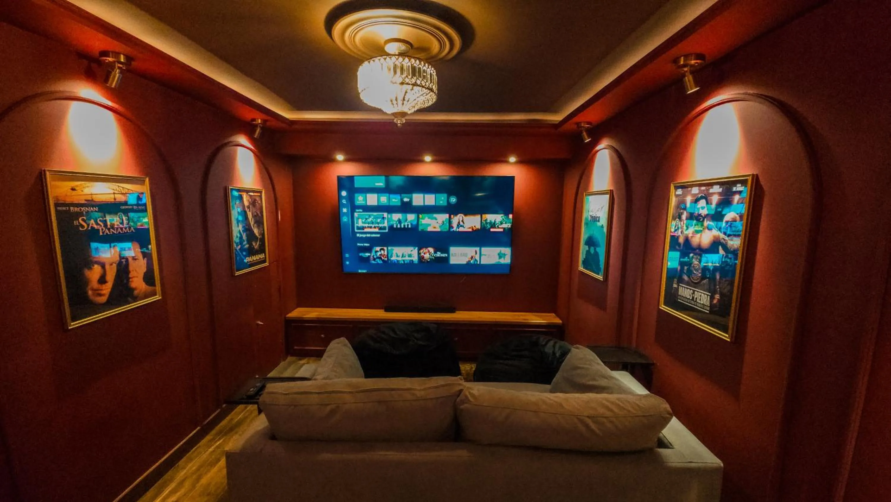 Communal lounge/ TV room in Bambuda Castle