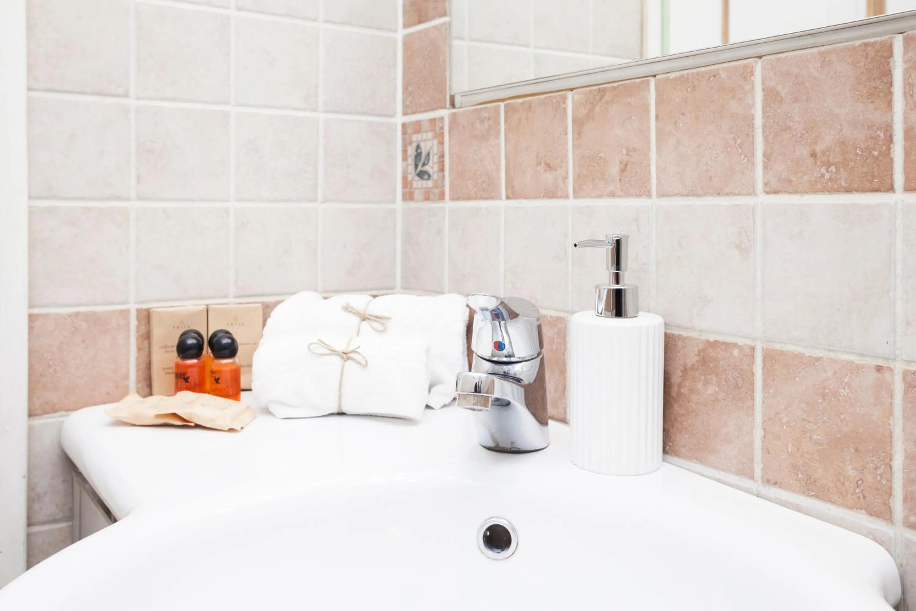 Bathroom, Bed in Tritone 91 Apartments