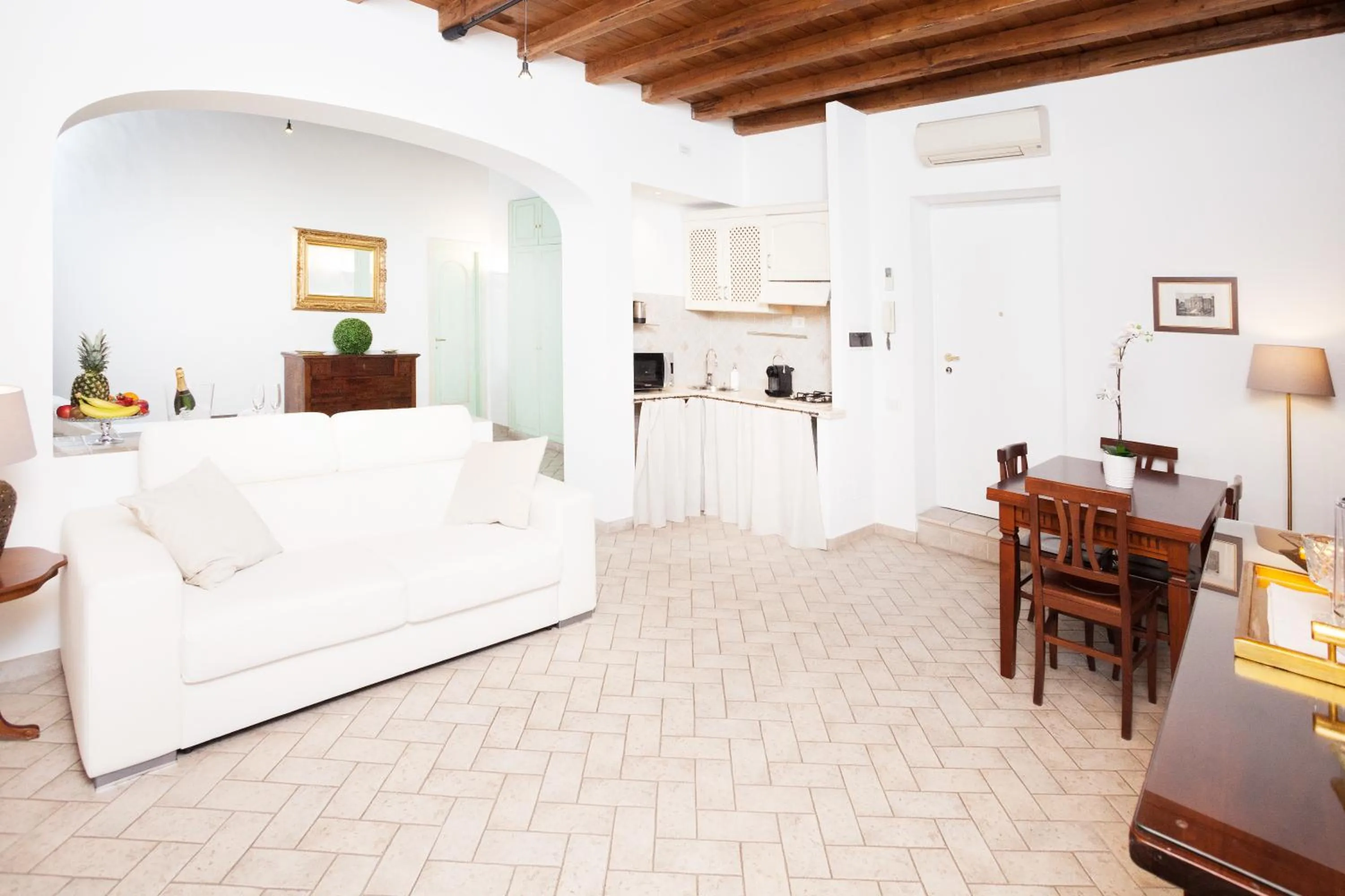 Living room, Bed in Tritone 91 Apartments