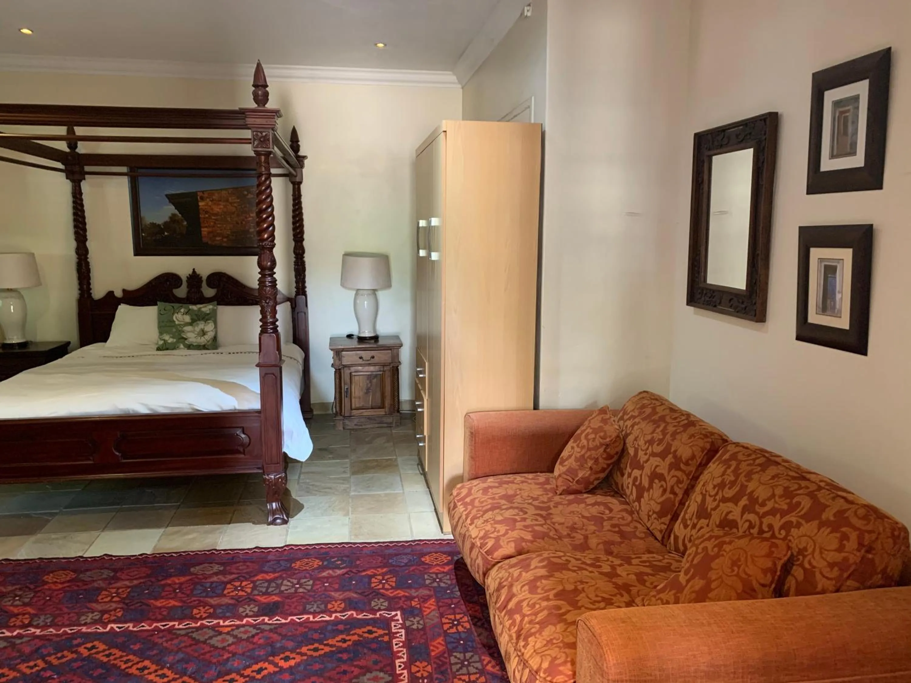 Photo of the whole room, Bed in 42onKing