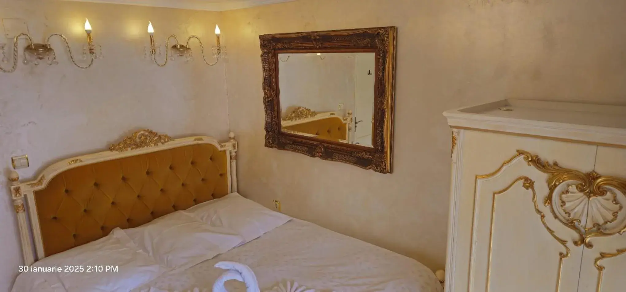 Double Room with Balcony in Pensiunea Cameea Busteni Double Room with Balcony in Pensiunea Cameea Busteni