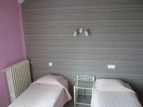 Twin Room in Hôtel - Restaurant Saint Jacques Twin Room in Hôtel - Restaurant Saint Jacques