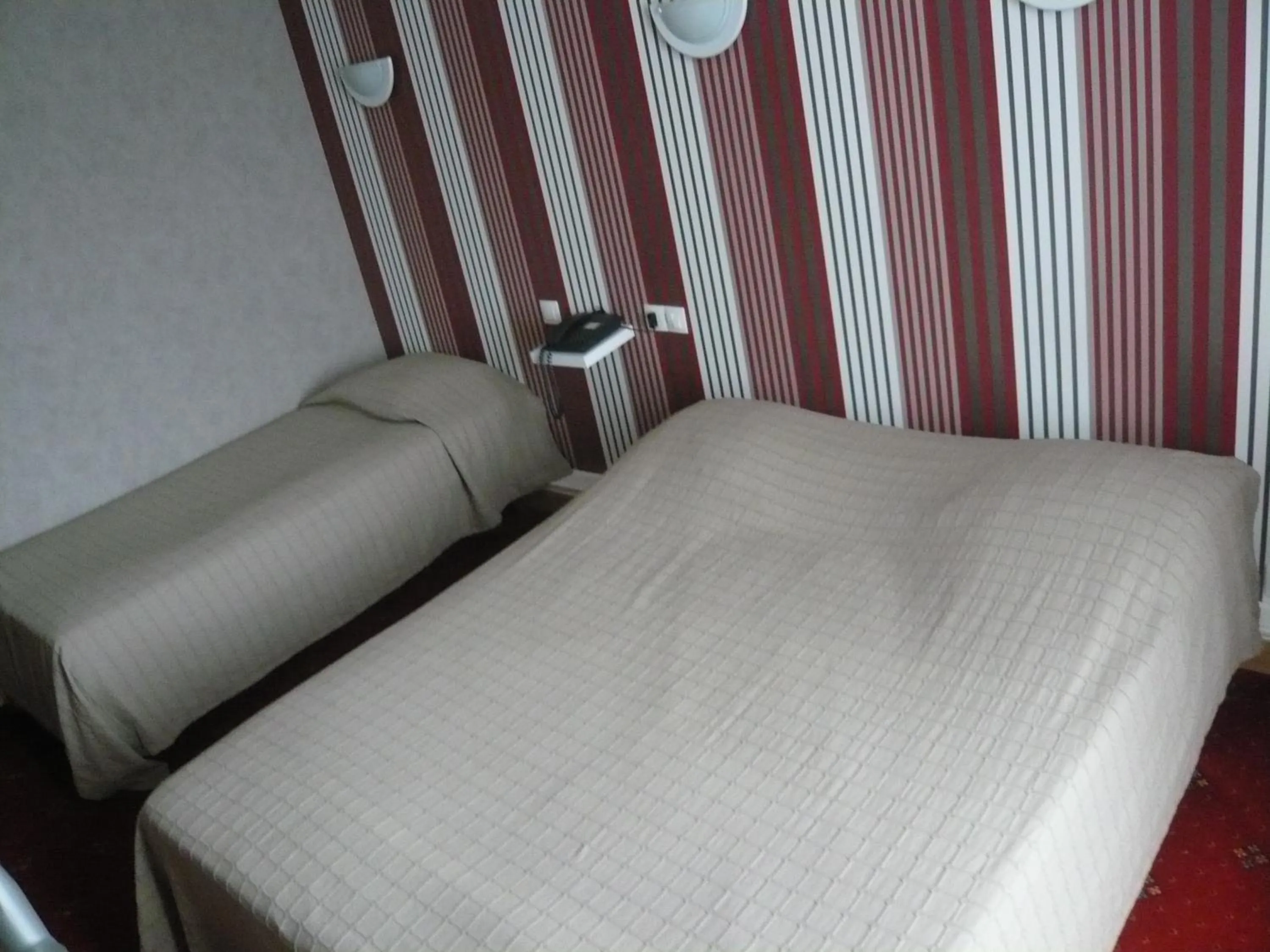 Photo of the whole room, Bed in Hôtel - Restaurant Saint Jacques