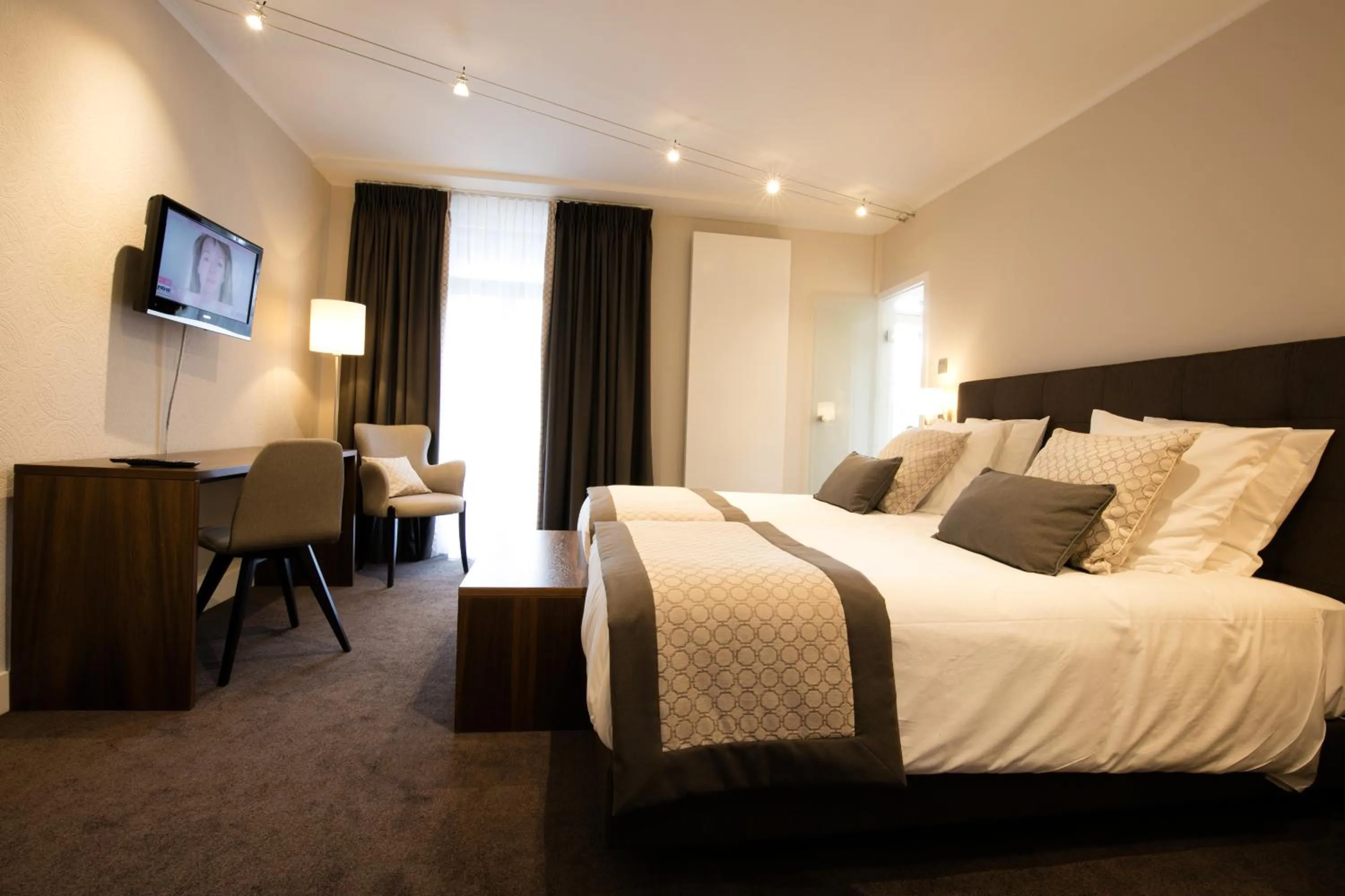 Bed in Logis Hôtel Restaurant du Moulin