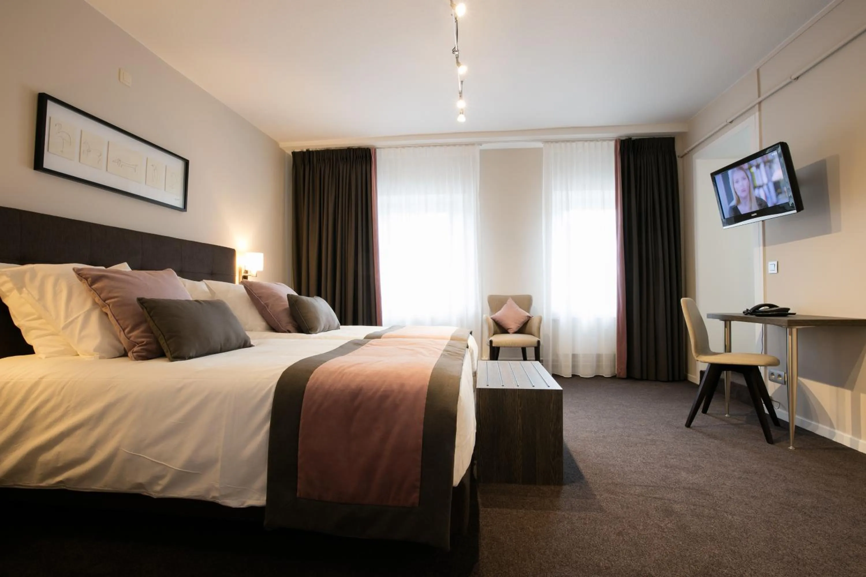 Bed in Logis Hôtel Restaurant du Moulin