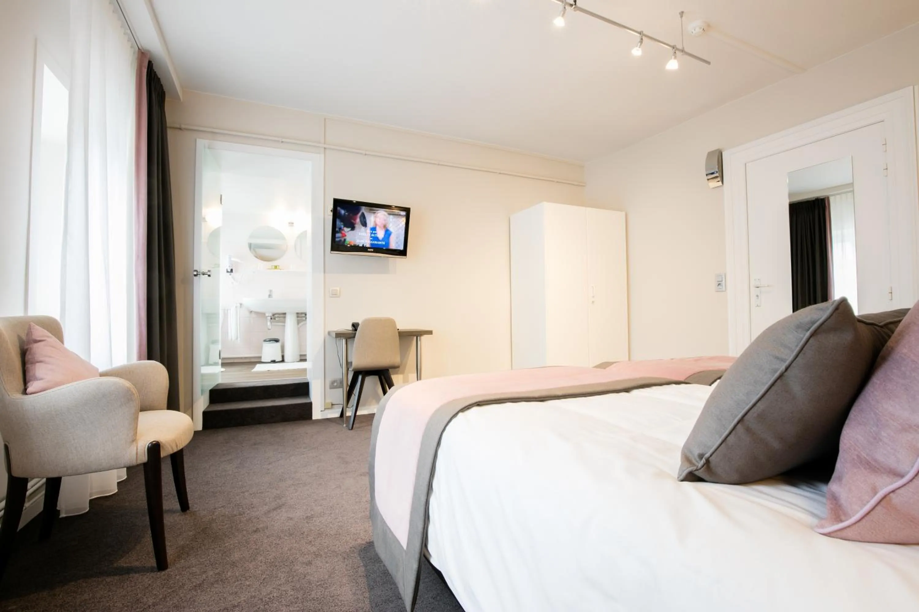 Bed in Logis Hôtel Restaurant du Moulin