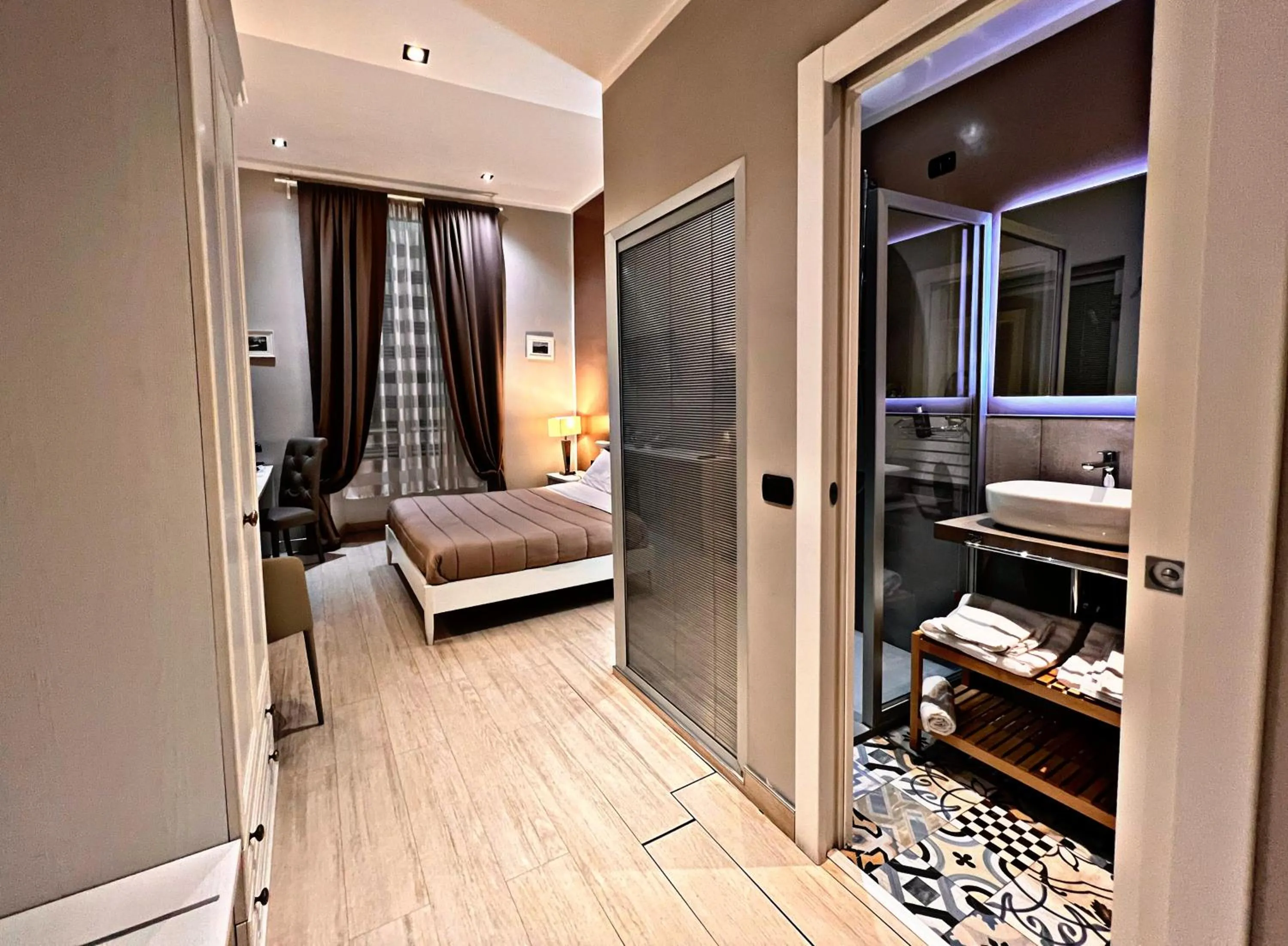 TV and multimedia, Bed in Fabio Massimo Guest House